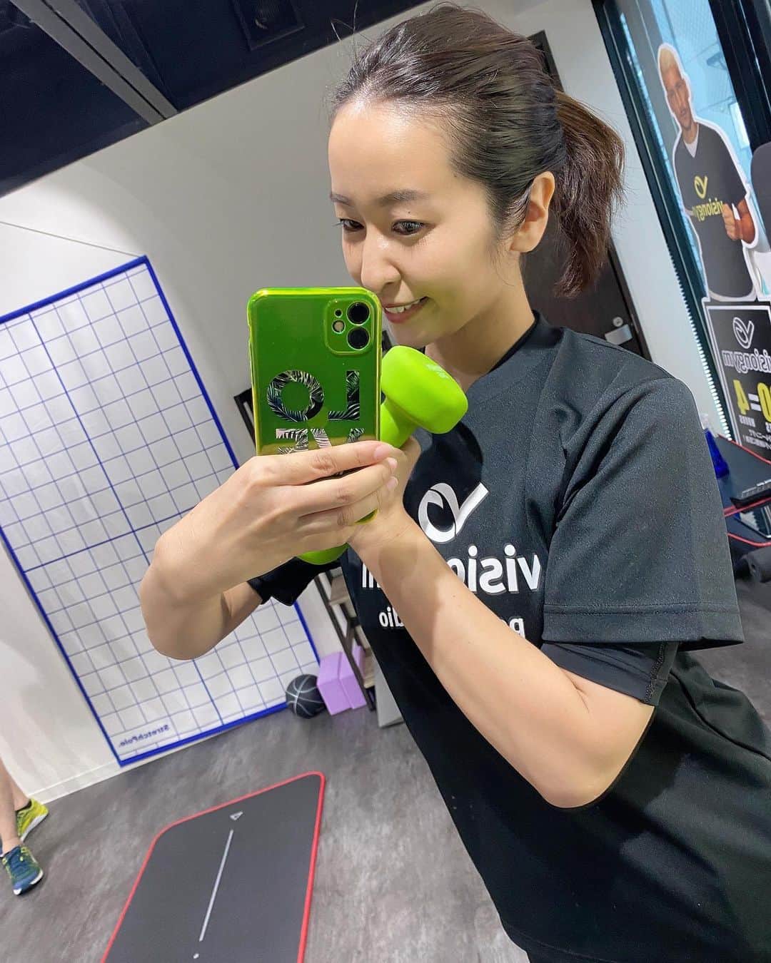 西島ミライのインスタグラム：「visiongym渋谷店でEMSトレーニング‼️ エステや鍼灸、小顔矯正で電気を通す施術をしたことはあったけど、パーソナルでは初めて。 EMSスーツを着て電気を流すことで筋肉を効率よく動かして時短トレーニングを実現★ 通常のパーソナルは60分1コマが多いかと思うけど、こちらはなんとたったの20分！だけど、4時間分の運動量に匹敵するというから驚きです。 運動が苦手なので、20分で終わるというのが個人的にはかなり有難い✨ 開始して5分程で身体がぽかぽかしてくるのを感じられ、帰り道もずっと温かかったです◎電流流すことで代謝が上がるのかなぁ。 是非まずは体験から行って見て下さい！  #visiongym_shibuya #emsトレーニング #ems #パーソナルトレーニング #ワークアウト #ボディメイク #ダイエット」