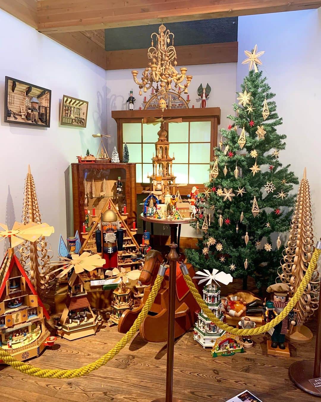 小越しほみさんのインスタグラム写真 - (小越しほみInstagram)「📍エルツおもちゃ博物館 @forestofmuse_karuizawa  ・ ・ ちょうどXmas仕様になってて クリスマスマーケットみたいな気分を 一足先に味わえたよ🎅🏻🎄💫 ・ ミニチュアの展示も沢山あって 母ヨーコ大フィーバーでした👩🏻 ・ ・ ・ ・ ・ ・ ・ ・ ︎︎︎︎︎︎☑︎onepiece… @tenderlydress_official ・ ︎︎︎︎︎︎☑︎bag… @ground_n_ace ・ ︎︎︎︎︎︎☑︎boots… @zara ・ ・ #エルツおもちゃ博物館 #ムーゼの森 #軽井沢 #軽井沢観光 #軽井沢旅行 #クリスマスマーケット #ミニチュア #人形 #クリスマス #旅行 #家族旅行 #groundnace #国内旅行 #ground_n_ace #グランダンエース #tenderlydress #ブラックコーデ #zara #ニーハイブーツ #絶対領域」11月9日 23時22分 - shihomi1129