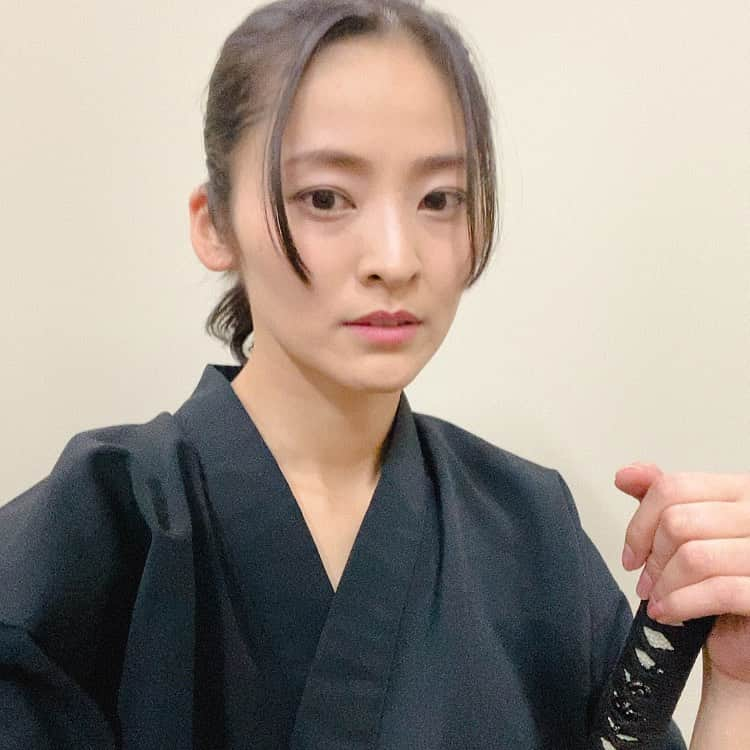 佃井皆美のインスタグラム：「久しぶりに、時代殺陣しました。 はぁぁぁ！ もう、好きすぎる！！！ 興奮した！ 朝からめっちゃ緊張してたけど、 道着に袴着たら、 血が騒ぎましたっ！！ 私、蹴りのイメージ強いかもしれませんが、 時代殺陣が1番好きです！！ 時代劇、やりたいなぁ。  #時代殺陣  #大好きな日本の文化  #もっと練習したいなと #思いました  #刀  #好きなのです  #時代劇やりたい」