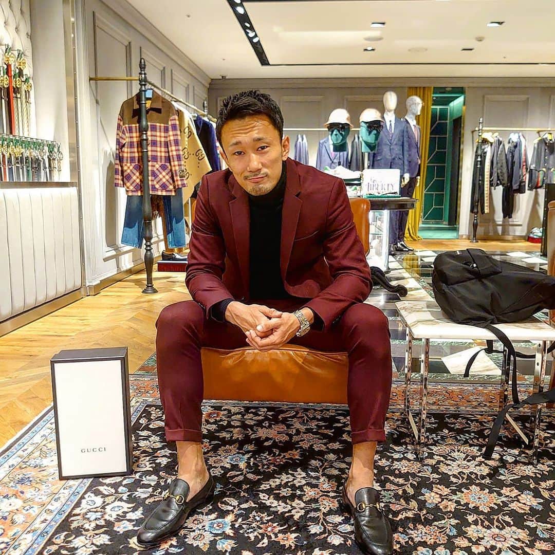 梅野源治のインスタグラム：「写真で履いてる @gucci の革靴をプレゼントしていただきました✨🎁✨ 最近まで履いていた革靴が滅びそうだったから本当に嬉しい😊 感謝です🙏💯」