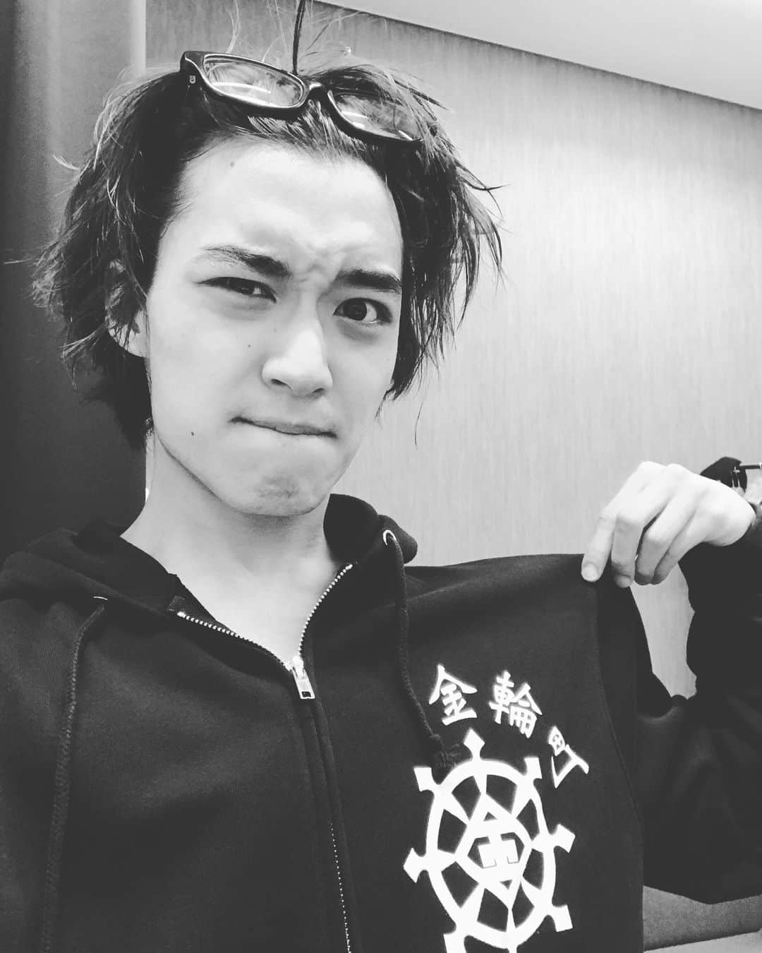 のインスタグラム：「迷子の時間！ 明日はゆっくり休みます。 幸せだー！！！！ #金輪町パーカー」