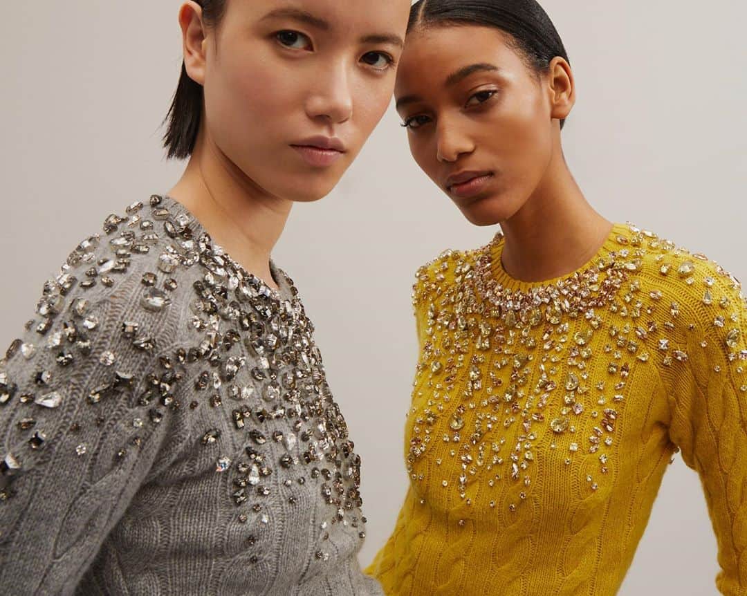 のインスタグラム：「Precious details. Discover the cashmere jumpers detailed with a cascade of ombrè crystals via link in bio.  . . . #ErmannoScervino #FW2021 #Knitwear  #Crystals」