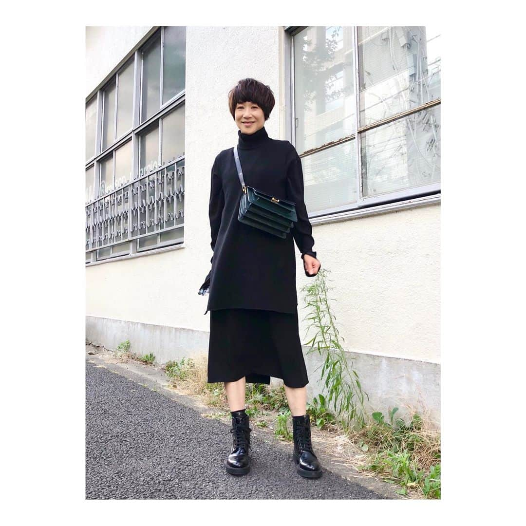 黒田知永子さんのインスタグラム写真 - (黒田知永子Instagram)「. 黒ワンピースにニットジレ。真っ黒🖤  #yunahica_chieko  ﾆｯﾄｼﾞﾚ #ユナヒカチエコ  #marni  ﾜﾝﾋﾟｰｽ､ﾊﾞｯｸﾞ #prada  ﾌﾞｰﾂ #黒田知永子  #chiekokuroda」11月9日 23時26分 - kuroda_chieko