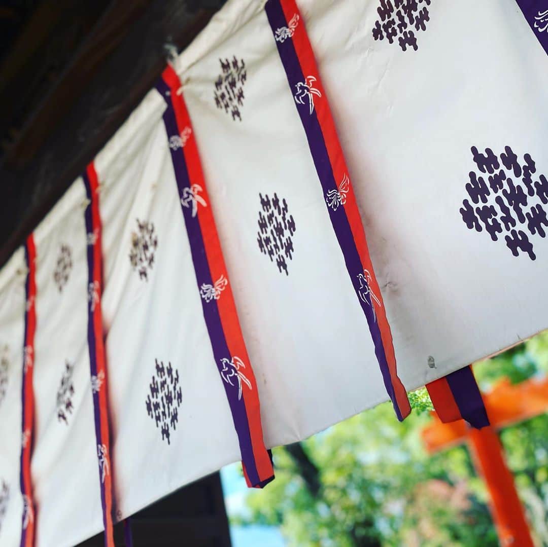 森永理科のインスタグラム：「大阪の葛の葉神社、安倍晴明神社に行ってきました。 そんな中、舞台監督から舞台美術についての電話や新しいお仕事の電話やクリエイティブ方面のお仕事の話が聞けたりと、数時間の間に良くぞ起きるなって言うくらい色んな変化が個人的に起きていました。 ちょっとびっくり。 新しく色んなことを始めてもっともっと成長して行きたい私にとって大切な1日になりました。  便乗同行なんだけど、本当に来てよかったよ〜」