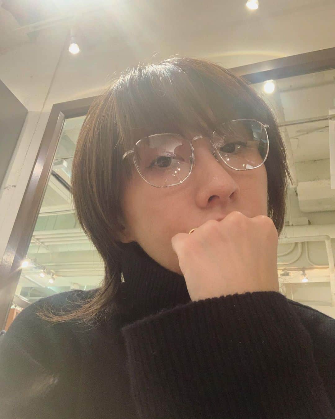 風間ゆみえのインスタグラム：「久しぶりに眼鏡の調整に出かけた、恵比寿のContinuerで眼鏡新調しました。  ずいぶんと思い切って短くしたヘアスタイルの影響は大きく、シルバーフレームの眼鏡にまで至りました、笑。  今までとはまた違う雰囲気でちょっと楽しいのです。  ２枚目の写真は私の大好きなマリーエレーヌドタイヤックの22kゴールドジュエリーのような黄色いゴールド。 これはこれで、物としてなんとも惹かれるフォトジェニックな眼鏡で、、、  2本並べておきたい気持ちを落ち着かせて、笑、悩みすぎてついには夫に写真を送って選んでもらい、さぁ、どちらでしょう？  👓😆✨ #UV #ブルーライトカットレンズ  #yumie_k_style」