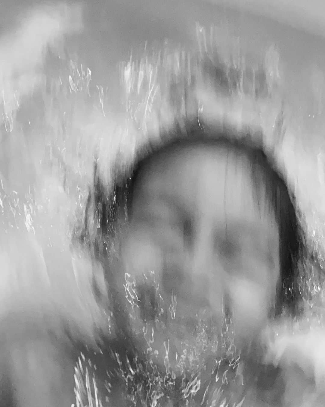 荻原桃子さんのインスタグラム写真 - (荻原桃子Instagram)「お風呂で潜る練習をするのが日課です♡   本気で潜ってダイブしてくるからまぁまぁ大変な騒ぎです...😂  今夜も騒がしい夜は終わりました💤  なんかお腹空いた♡  #eitokohashi #3歳9ヶ月」11月9日 23時30分 - momokoogihara