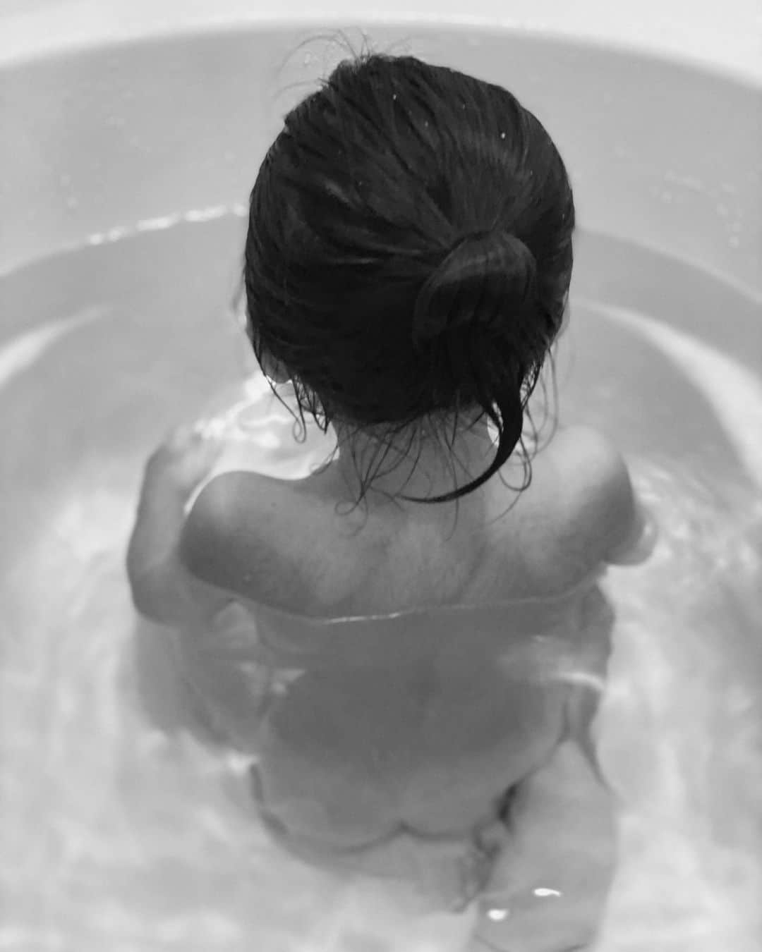 荻原桃子さんのインスタグラム写真 - (荻原桃子Instagram)「お風呂で潜る練習をするのが日課です♡   本気で潜ってダイブしてくるからまぁまぁ大変な騒ぎです...😂  今夜も騒がしい夜は終わりました💤  なんかお腹空いた♡  #eitokohashi #3歳9ヶ月」11月9日 23時30分 - momokoogihara