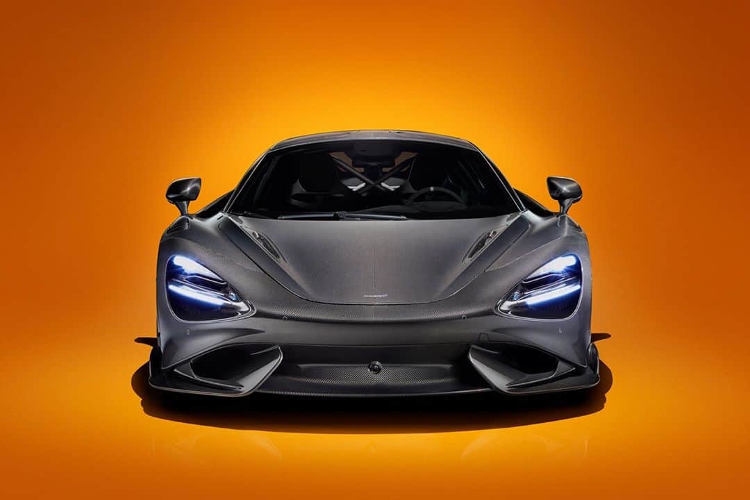 McLaren Automotiveさんのインスタグラム写真 - (McLaren AutomotiveInstagram)「This is the McLaren 765LT in full visual carbon fibre.   A truly stunning creation from MSO, it's not just about aesthetic beauty, this helps make the already light 765LT even lighter. A saving of 11.7kg is achieved from the truly beautiful all carbon fibre body panels.」11月9日 23時37分 - mclarenauto