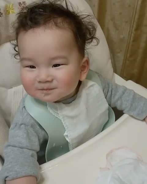 斉藤祥太のインスタグラム：「初めてご飯あげたよ！ 美味しいみたい😚 ニコニコなムチムチ怪獣🧡 今日もきゅんです🧡 #平和 #動画を #今日もお疲れ様 #斉藤祥太」