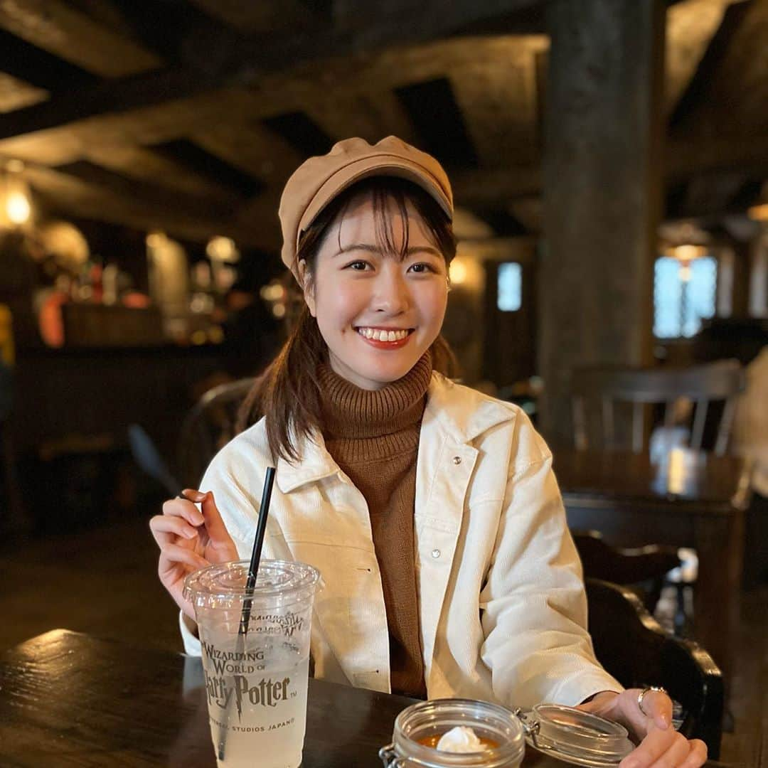 関根真優のインスタグラム：「こんばんは〜🌝 今日学校は全休でバイトしてました！ 皆さん本日もお疲れ様です☺️  この前USJに午後からちょっと行った時の写真です🧙‍♂️ ハリーポッターエリアのレストランに初めて行って、バタービール味のプリンとレモネード飲みました😋 大好きな映画の世界に浸れるって本当に幸せ〜🎥  そしてDMで投票したよって連絡くださったり、直接いつも投票してるよって言ってくれたり、本当にめちゃめちゃ嬉しいです✨🥺 いつも応援ありがとうございます😭❤️  #ミスキャンパス同志社女子2020 #ミスキャン#ミスコン#usj#ユニバ#ハリーポッター#バタービール#いつもありがとうございます」