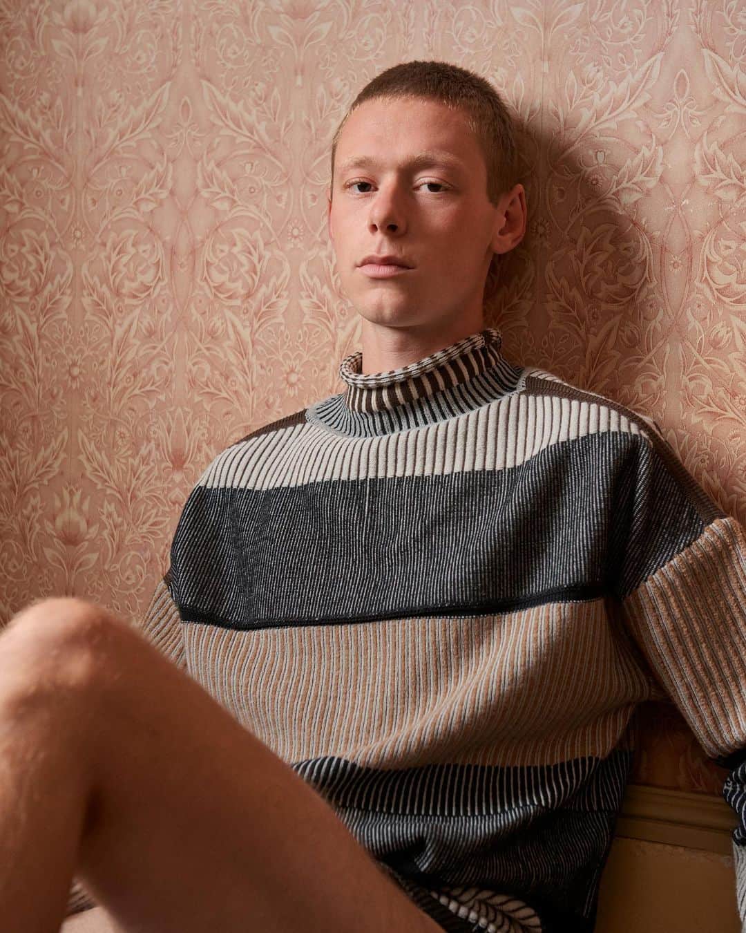 カシミ オムのインスタグラム：「All our knitted pieces are made in United Kingdom. Find out more about our knitwear collection online.  #qasimi #aw20qasimi #knit #knitwear #madeinuk #madeinunitedkingdom」