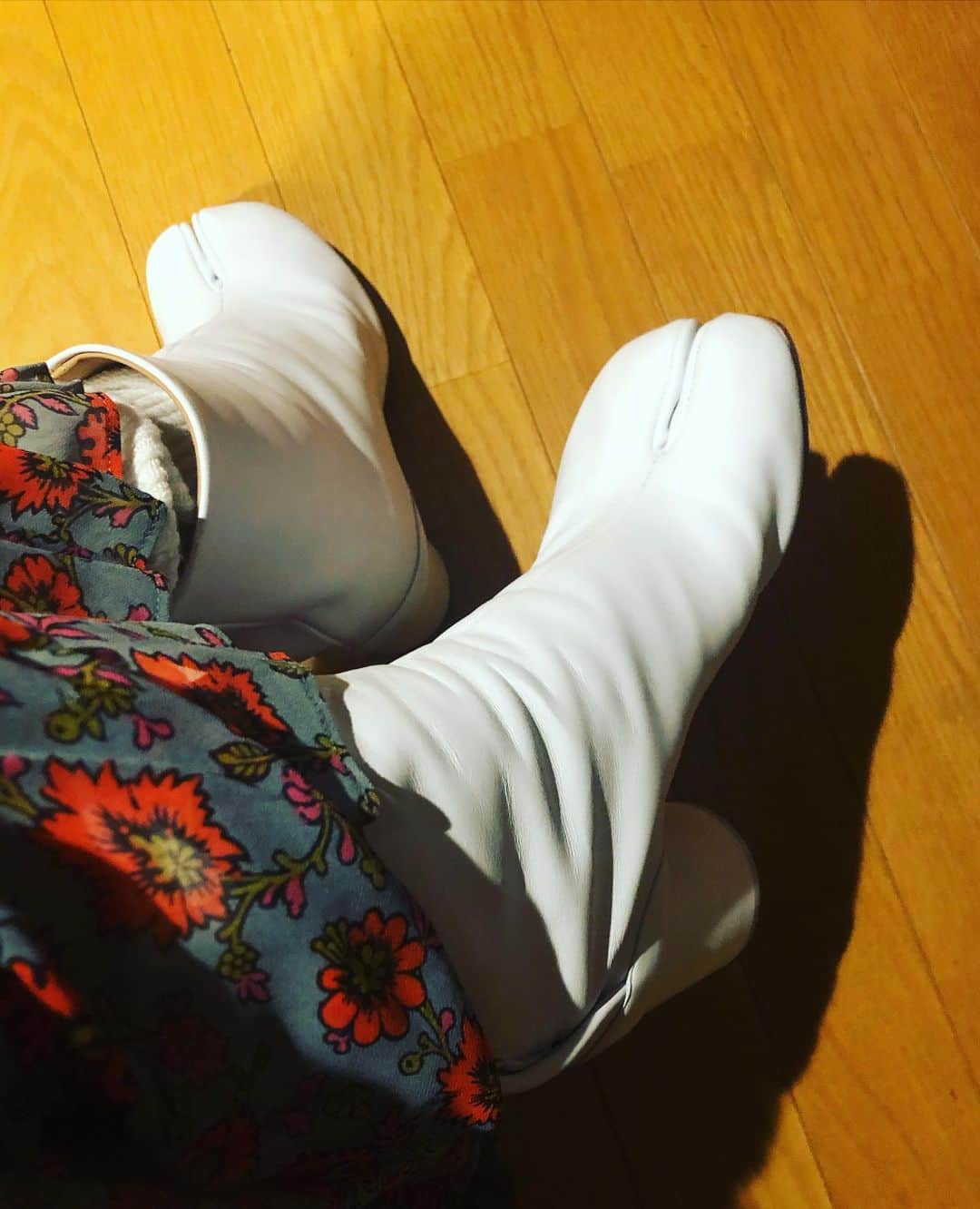 阿部洋子さんのインスタグラム写真 - (阿部洋子Instagram)「🐷 #new !  またまた買っちった！ @maisonmargiela  #tabi #boots #white   白は真夏以外、オールシーズンいけそうや～  足袋すきだわー 何足あるか数えてみよーっと。  #今日の靴  #shoes #shoestagram #shoeslover #shoesoftheday #shoesaddict #sotd #ootd」11月9日 23時41分 - hirocoring