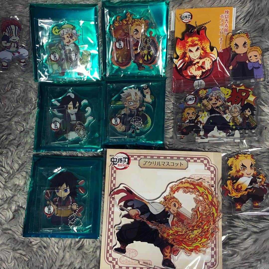 のインスタグラム：「最近の収穫品！ハロウィンのアクスタはあと蜜璃ちゃんとむいが出てくれたら嬉しかったんだけどなぁ。撮り損ねたけど猗窩座と悲鳴嶼さんのハロウィンのもあるんだよね。って思ってたら炭治郎もカナヲも善逸も欲しいしって思ってきてしまった… 煉獄さんの繋がるアクスタは1万円ぐらいするし流石に手を出す気にはなれないんだよなぁ。  2枚目のはufotable cafeのポイントが貯まったので引き換えてきました！！前に行った時は炭治郎&義勇、義勇&しのぶが無かったんだけど再入荷されたから引き換え出来たラッキー！ 欲しいものを欲しい時に買わないと後でやっぱり後悔するんだけど、買い過ぎると今度は金銭的な後悔が(笑)沼すぎる  #鬼滅の刃  #竈門炭治郎 #煉獄杏寿郎  #時透無一郎  #伊黒小芭内  #富岡義勇 #宇髄天元  #不死川実弥  #悲鳴嶼行冥  #猗窩座 #煉獄兄弟」