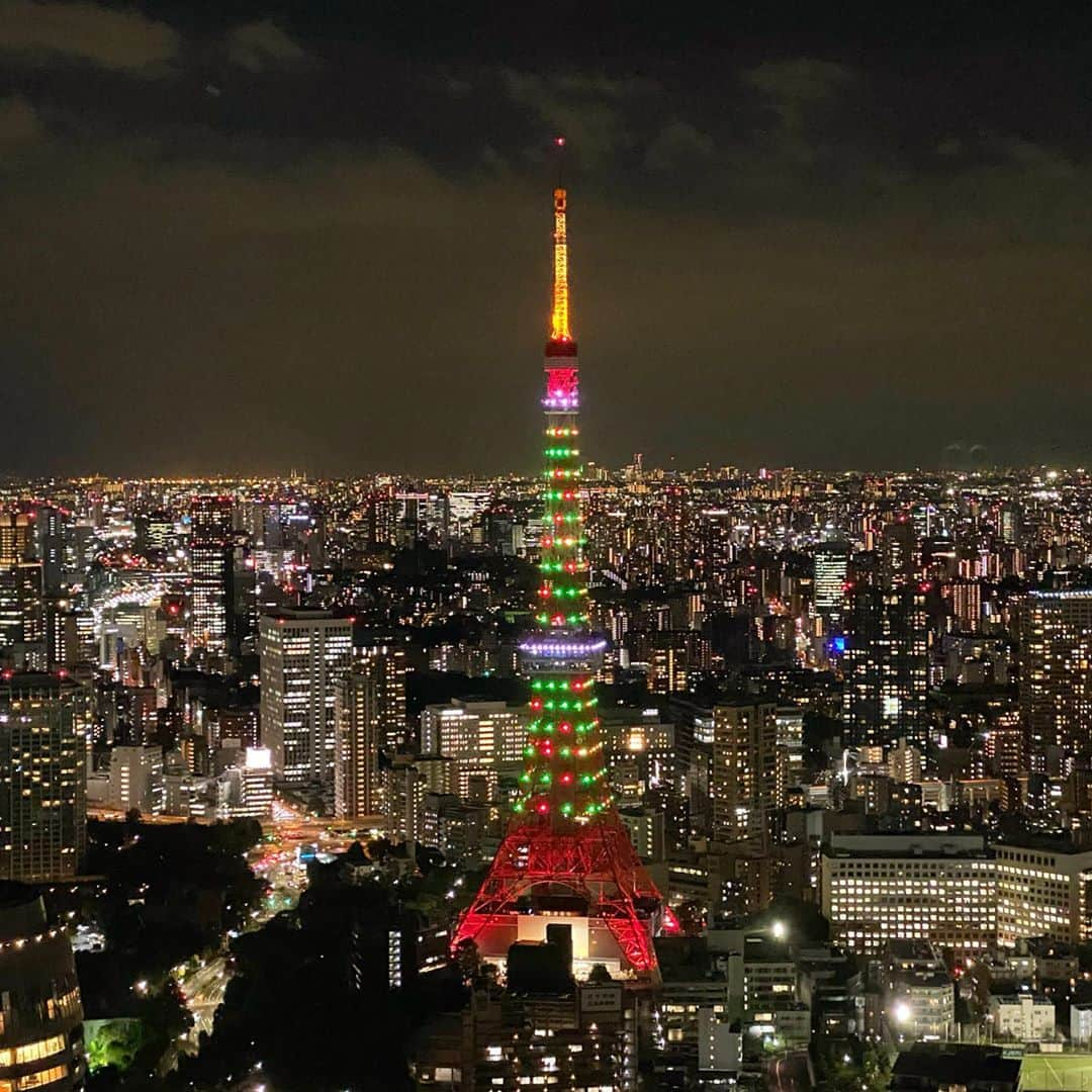 マキ・コニクソンさんのインスタグラム写真 - (マキ・コニクソンInstagram)「今夜は空気が澄んでるから 夜景がめちゃくちゃ綺麗✨✨  今日の東京タワーちゃまは クリスマスカラー🎄❤️💚  明日も頑張り過ぎず 頑張るぞーっ！💪🏼  Good Night from Tokyo .... 🥱 Sweet Dreams ..🌙  #エア🇯🇵 #東京タワーちゃま大好き❤ #明日は何色かなぁ〜？」11月9日 23時50分 - makikonikson