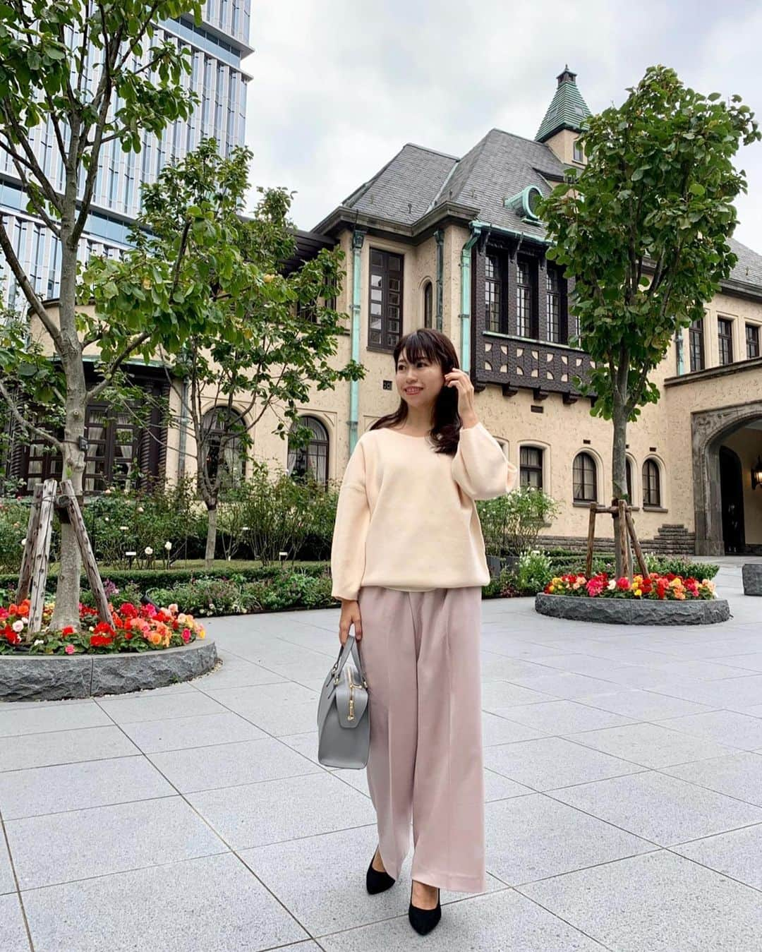 こままりえさんのインスタグラム写真 - (こままりえInstagram)「𝑐𝑜𝑜𝑟𝑑𝑖𝑛𝑎𝑡𝑒  tops…#Elura  pants…#Elura shoes…#CHARLES&KIETH   母とお買い物の後にランチ✨ 以前お友達とアフタヌーティーに行った お気に入りの場所へ🏰 今度は母を連れて行ってあげました👸✨  この間お友達と遊びに行った Elura 2020 FALL&WINTER EXHIBITIONの お洋服たちが次々と到着して着るのが最近の楽しみ💗 オンラインストア「.st」で購入できます💗  最近自転車によく乗るので パンツスタイルも増えてきました😉 くすみピンクがお気に入り🍇 トップスの形も好きでよく着まわしています✨  #fashion #coordinate #ootd #outfit #code #mamacode #152cm #まりえコーデ #コーディネート #コーデ #ママコーデ #ママファッション #大人可愛い #30代ママ #二児ママ #Elura #エルーラ#大人の悩みに効くコーデ#Elura2020FW #パンツスタイル #くすみピンク #親子ランチ #ランチコーデ #ラメゾンキオイ #赤坂プリンスクラシックハウス #LaMaisonKioi #akasakaprinceclassichouse」11月9日 23時50分 - komamarie