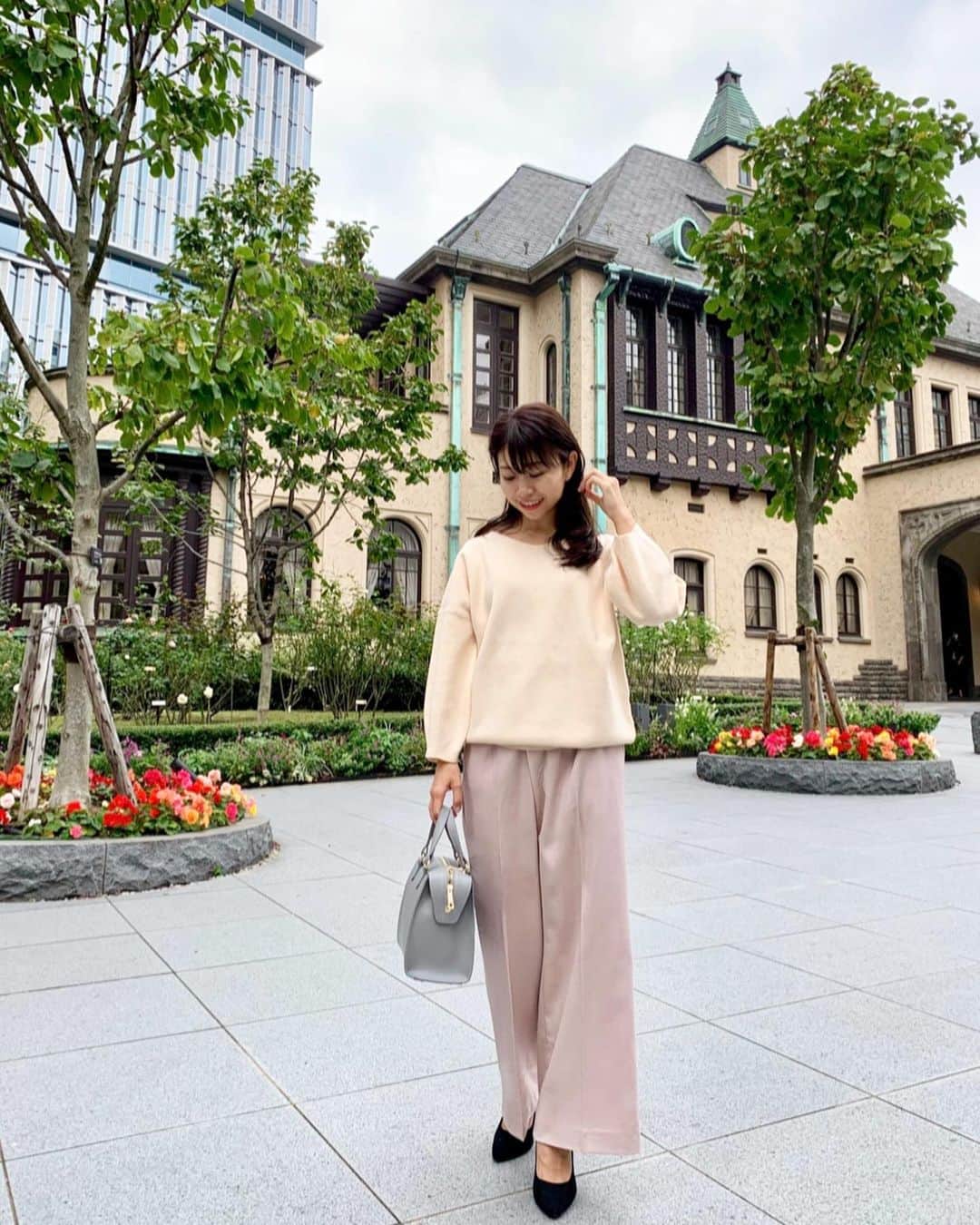 のインスタグラム：「𝑐𝑜𝑜𝑟𝑑𝑖𝑛𝑎𝑡𝑒  tops…#Elura  pants…#Elura shoes…#CHARLES&KIETH   母とお買い物の後にランチ✨ 以前お友達とアフタヌーティーに行った お気に入りの場所へ🏰 今度は母を連れて行ってあげました👸✨  この間お友達と遊びに行った Elura 2020 FALL&WINTER EXHIBITIONの お洋服たちが次々と到着して着るのが最近の楽しみ💗 オンラインストア「.st」で購入できます💗  最近自転車によく乗るので パンツスタイルも増えてきました😉 くすみピンクがお気に入り🍇 トップスの形も好きでよく着まわしています✨  #fashion #coordinate #ootd #outfit #code #mamacode #152cm #まりえコーデ #コーディネート #コーデ #ママコーデ #ママファッション #大人可愛い #30代ママ #二児ママ #Elura #エルーラ#大人の悩みに効くコーデ#Elura2020FW #パンツスタイル #くすみピンク #親子ランチ #ランチコーデ #ラメゾンキオイ #赤坂プリンスクラシックハウス #LaMaisonKioi #akasakaprinceclassichouse」