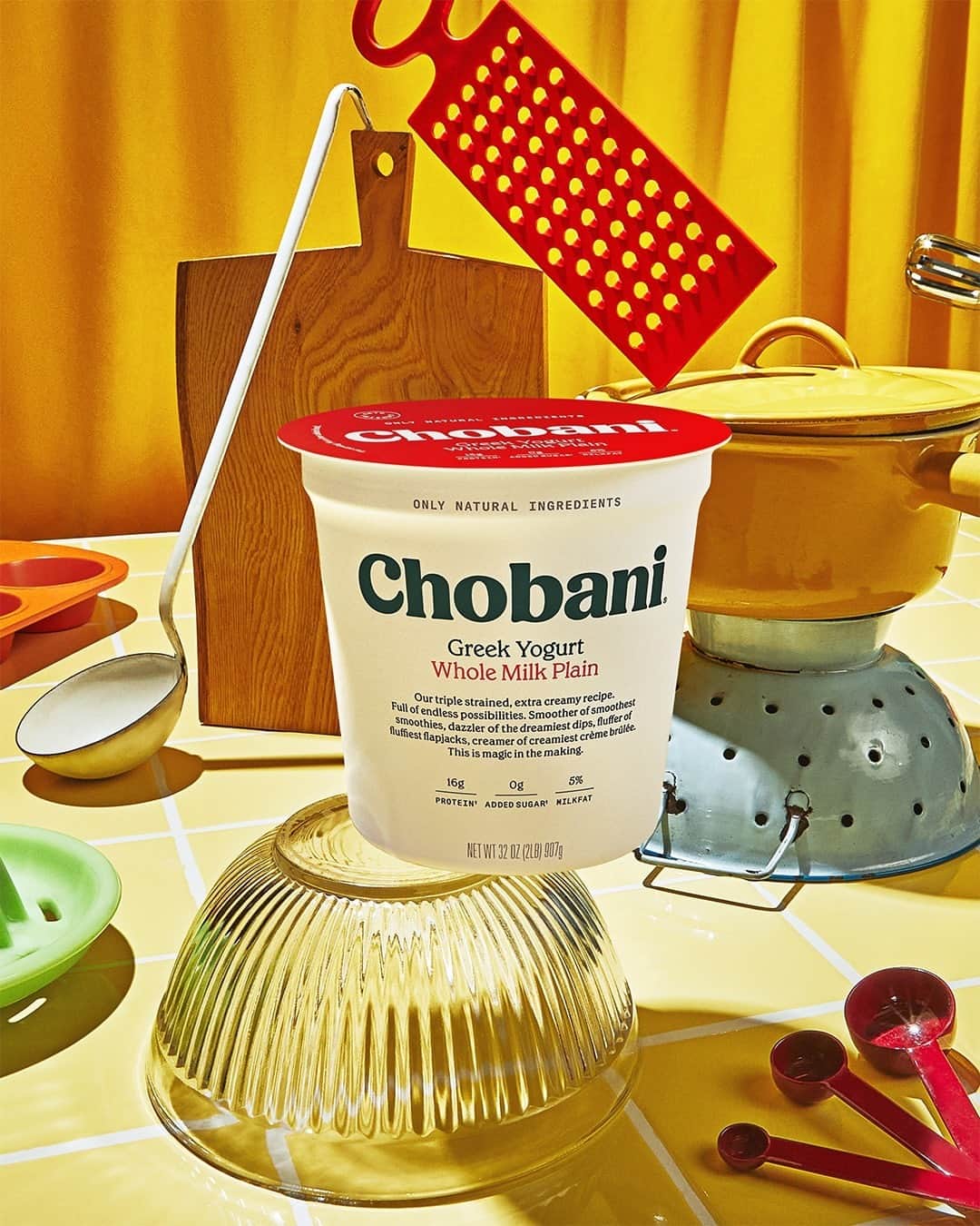 Chobaniのインスタグラム：「Calling all Chobani super-fans 🥣 Today is #NationalGreekYogurtDay—and we’re turning the whole week into a celebration. We whipped up our first-ever Chobani Greek Yogurt Week cookbook filled with brand new recipes, all crafted with our wholesome Greek Yogurt 📕 Click the link in our bio for your chance to win one 👆」
