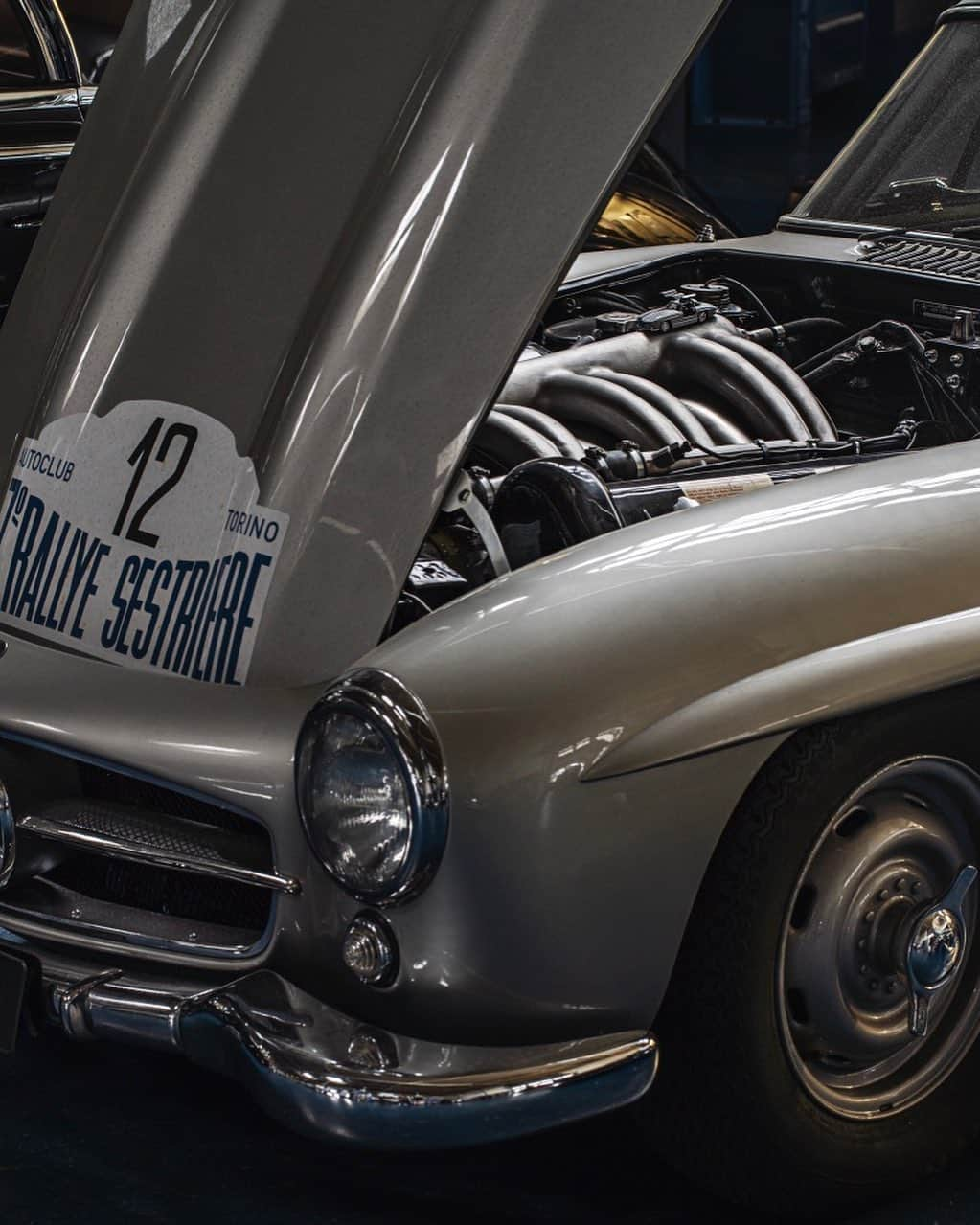 メルセデス・ベンツさんのインスタグラム写真 - (メルセデス・ベンツInstagram)「Enjoy every angle of the exclusive Mercedes-Benz 300 SL “Gullwing” W 198. Currently available as model car kit. Click on the shopping tag!  #MercedesBenz #MBclassic #300SL #Gullwing」11月9日 23時58分 - mercedesbenz