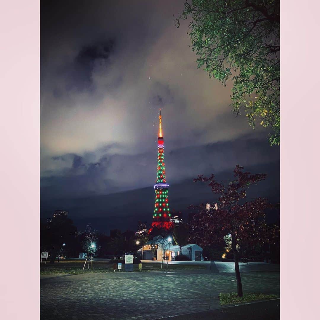 秋山希望のインスタグラム：「. 今日の東京タワーはクリスマス仕様でした🗼✨ #東京タワー #クリスマス仕様なのか？ #赤と緑だからきっとそう #リーグ帰り #今日も1日お疲れ様でした」