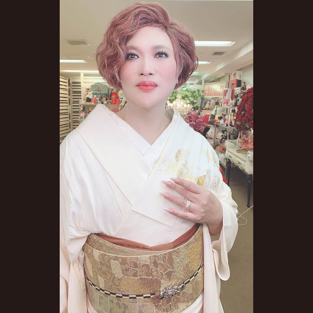 IKKO【公式】さんのインスタグラム写真 - (IKKO【公式】Instagram)「👘👘👘私の今日の着物〜👘👘👘  今日のお着物は御召に金の松の葉の刺繍〜✨✨✨  御召は着心地感が大好きな着物の１つです〜❤️❤️❤️  口紅はルブタンの新色です〜💄✨✨」11月10日 0時02分 - love_ikko