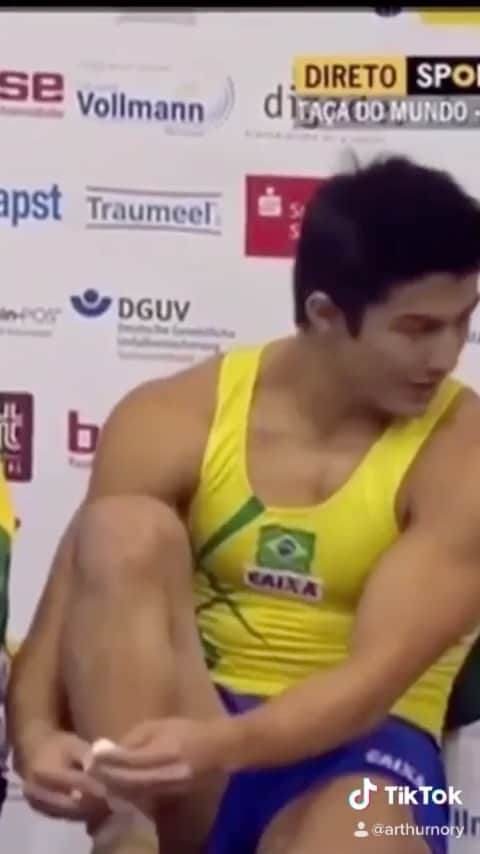 アルトゥール・オヤカワ・マリアノのインスタグラム：「Oh No 😅🤸🏻‍♂️  Minha primeira final em copa do mundo 2013 (etapa de Cottbus)... Acho que faltouu um pouco de gás ali 😝. Caiuuuu, levantaaaaa e segue trabalhando pra melhorar pra próxima! 🙏🏻💪🏻 #trend #ohno #gymnastics #reels #caiu #levanta #vida #ema 📽: @vini_reis16」