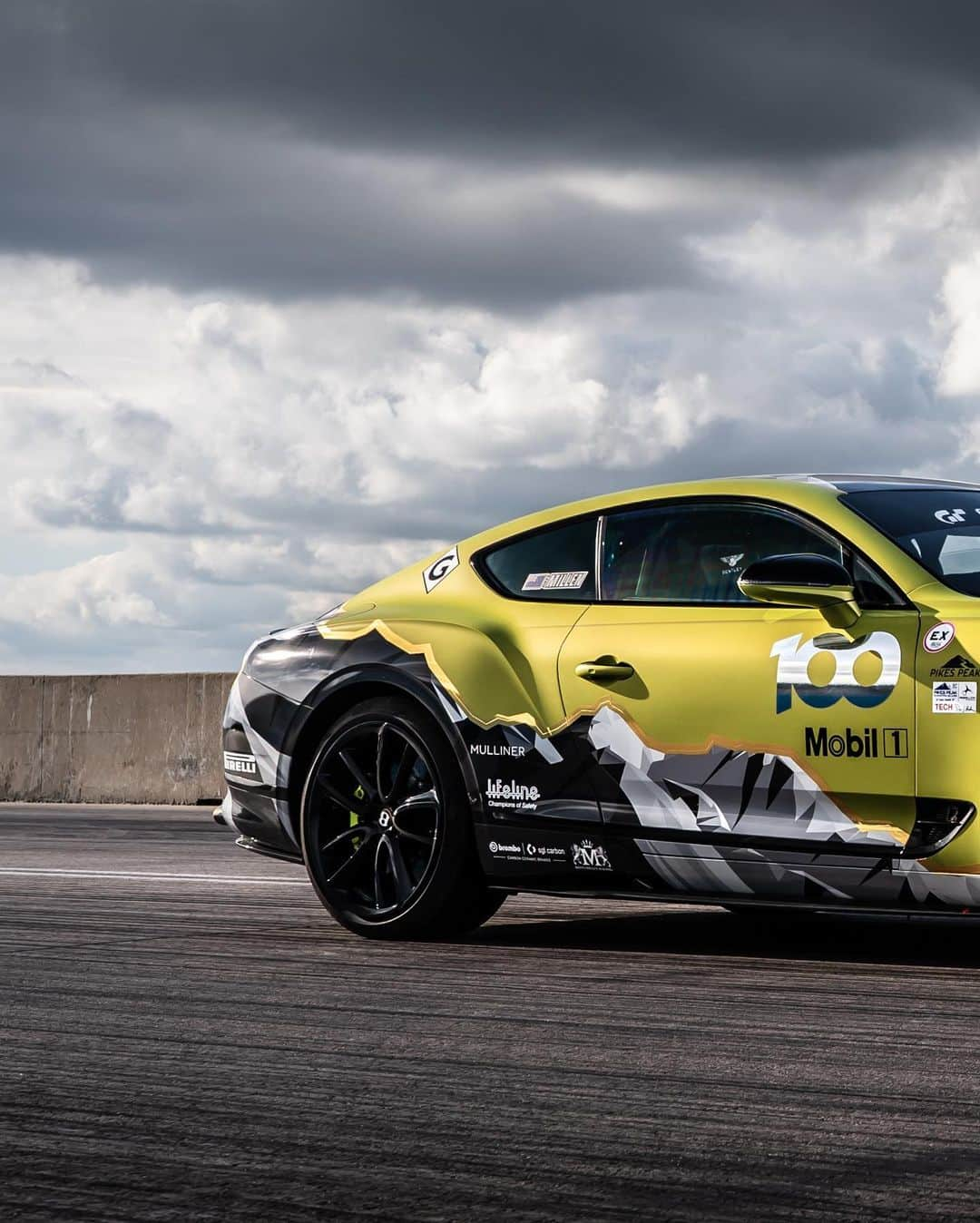 ベントレーさんのインスタグラム写真 - (ベントレーInstagram)「Speeding into your feed. The Pikes Peak #ContinentalGT. _ #BringTheThunder」11月10日 0時05分 - bentleymotors