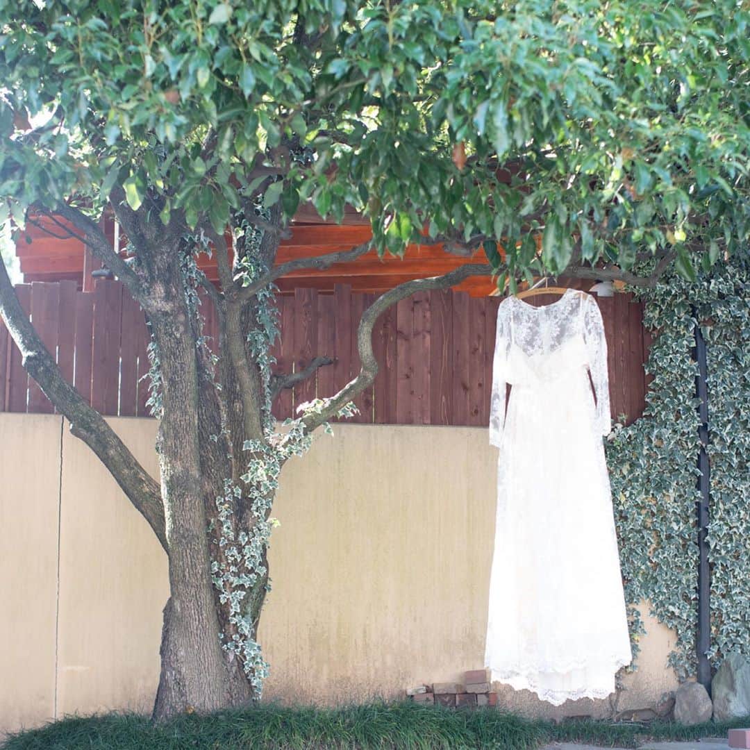 The Sally Garden（ザ サリィガーデン）さんのインスタグラム写真 - (The Sally Garden（ザ サリィガーデン）Instagram)「. . #結婚式 という特別な1日 . . お支度を整えて #挙式 へと向かいます、、、 . . ・。*・。*・。*・。*・。*・。*・ . 🏠公式ホームページは @the_sally_garden のURLから💕 ☞http://sally-garden.jp/ . お気軽にお問い合わせ下さい！ . ． ・。*・。*・。*・。*・。*・。*・ サリィ"５大"おすすめPOINT👰♡ ・。*・。*・。*・。*・。*・。*・ . （１）完全貸切ウエディング🏠💕 . 鮮やかな緑と光が包む。 別荘に友人や家族を招くようにリラックスできる空間 . ┈┈┈┈┈┈┈┈┈┈┈┈┈┈┈┈┈┈┈ （２）360度ゲストを囲むガーデン挙式🌿 . 憧れのガーデン挙式と 人気のラスティックウェディングが叶う . ┈┈┈┈┈┈┈┈┈┈┈┈┈┈┈┈┈┈┈ （３）ゲストの喜びが鍵になる👰🤵✨ . ふたりの想いやイメージを汲み取り、 おもてなしのプロとしてチームサリィが 一丸となり理想のウエディングを創り上げます。 . ┈┈┈┈┈┈┈┈┈┈┈┈┈┈┈┈┈┈┈ （４）笑顔が広がる美食🍽💕 . 幅広い年齢層から支持される美食 お箸で年配ゲストも食べやすい気配りも。 . ┈┈┈┈┈┈┈┈┈┈┈┈┈┈┈┈┈┈┈ （５）アクセス🚘🌟 . 最寄り駅から5分!! 国道50号線付近にあり各方面から訪れやすい。 . ・。*・。*・。*・。*・。*・。*・ #ザサリィガーデン  #栃木結婚式 #花嫁diyレポ #フォト婚 #写真 #家族婚 #ファミリー婚 #少人数婚 #少人数ウェディング #前撮り #オリジナルウェディング #プレ花嫁準備中 #親族婚 #プライベートウェディング #写真好きな人と繋がりたい #ガーデンウエディング #ナチュラルウエディング #gardenwedding #naturalwedding #プラコレ #Dressy花嫁 #ゼクシィ2020 #2020秋婚 #2020冬婚 #2021春婚 #2021夏婚」11月9日 15時17分 - the_sally_garden