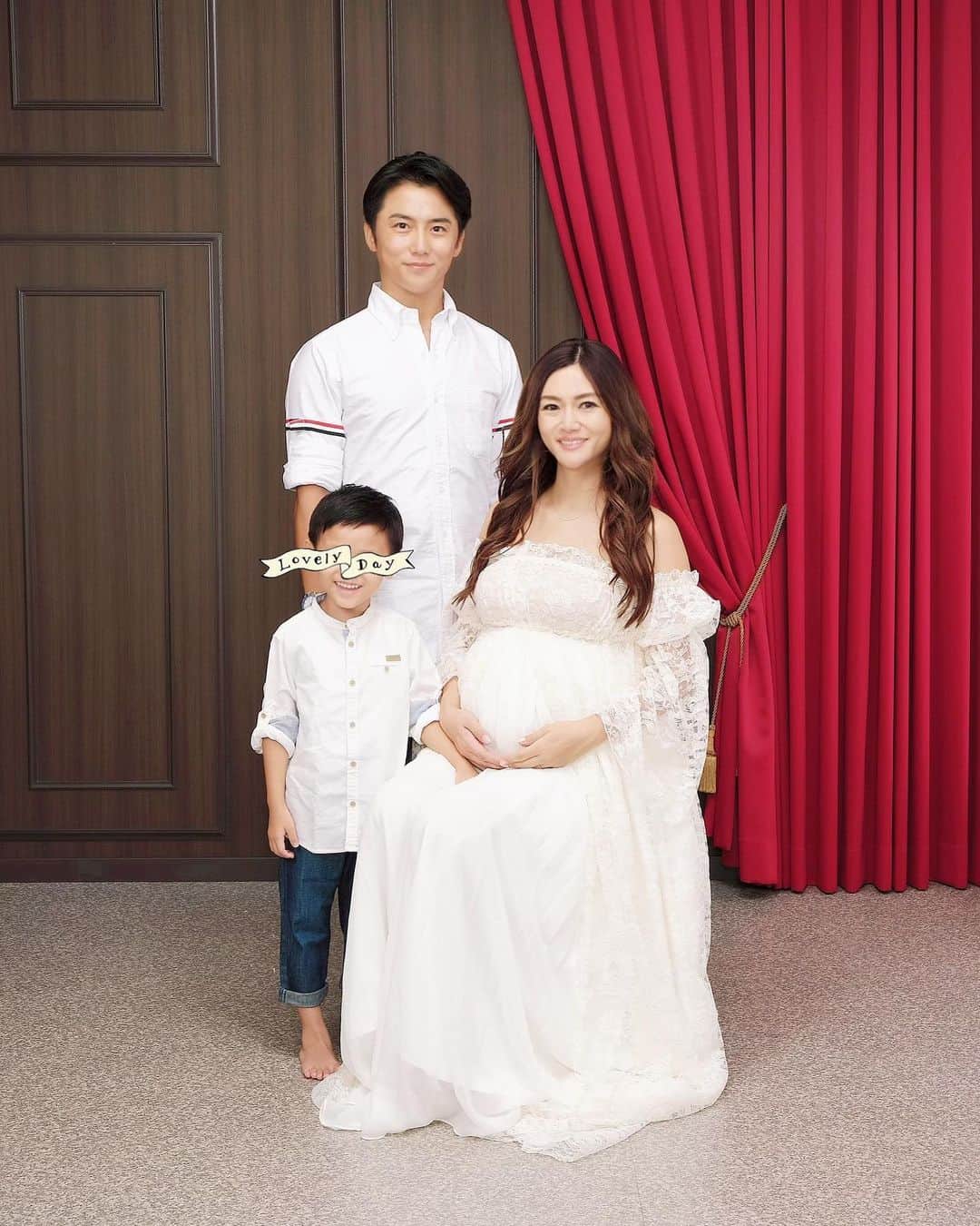 のインスタグラム：「みなさま、先日の第二子出産報告にお祝いのコメントを本当に沢山💌ありがとうございました🤱🙏😢✨  その後も輸血や治療が続き🏥容態が急変したりと未だ自分自身の身体は回復できていないのでほぼ寝たきりの状態ではあるのですが🛌、 赤ちゃんは👶よく寝てよく飲み🍼元気にしています☺️💞  こちらのInstagramには以前から保存していたものを少しずつアップしていけたらと思っています🤰💫  ☝️写真は📸先月の息子の七五三撮影の際に撮っていただいた家族写真です👨‍👩‍👦🌟🌟🌟 #familyphoto #matanityphoto #家族写真 #マタニティフォト」