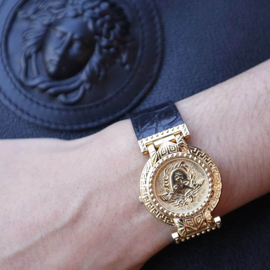 Vintage Brand Boutique AMOREさんのインスタグラム写真 - (Vintage Brand Boutique AMOREInstagram)「Gianni Versace Medusa Watch   📌On website search for AO27861  ✈️Free Shipping Worldwide  📩DM for more info  ➡️info@amorevintagetokyo.com   #amore #amorevintage #amoregentleman #gentleman #アモーレ #アモーレジェントルマン #vintagewatch #watch #アモーレ #アモーレトーキョー」11月9日 15時34分 - amore_tokyo