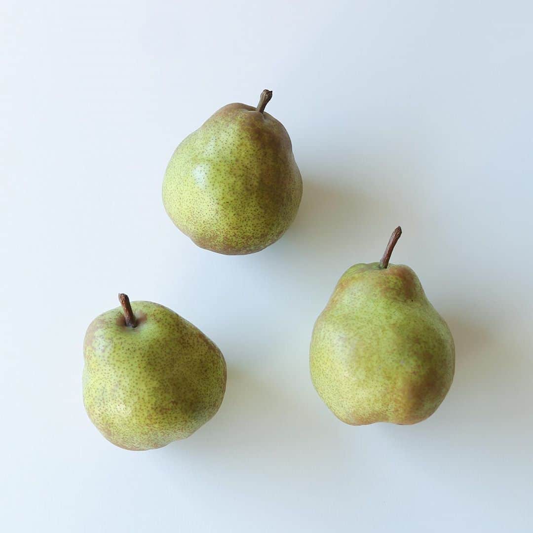 KEINA HIGASHIDEのインスタグラム：「山形のおいしい洋梨を いただきました🍐 みのりの秋ですな。  熟すまえもあとも どっちもすきだな。 また山形行きたいなぁ。」