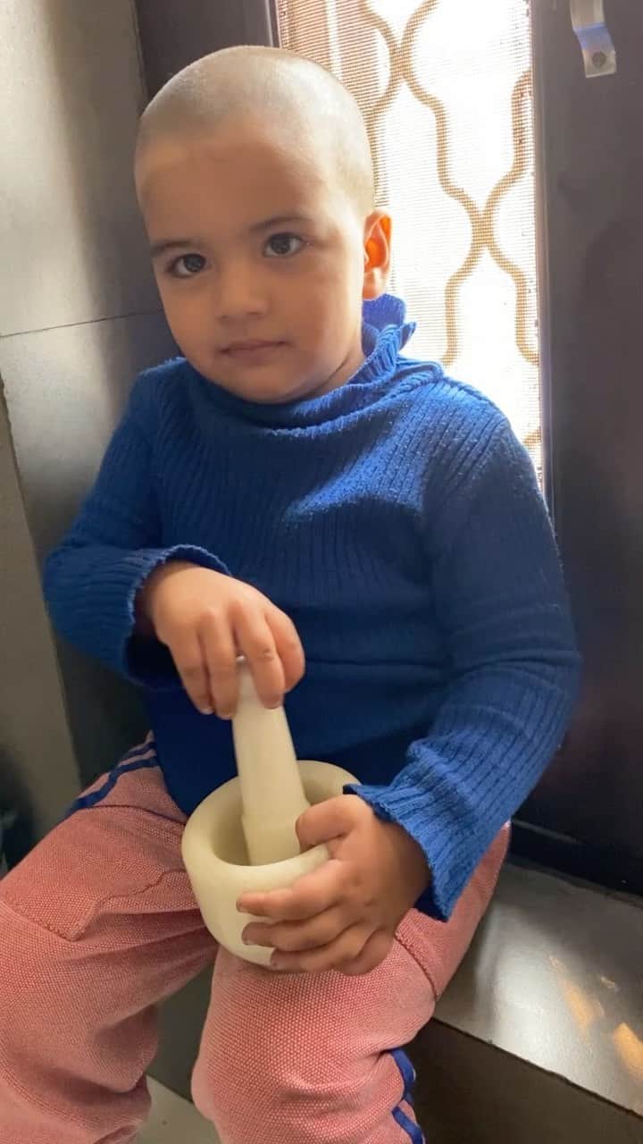 Gaurav Tanejaのインスタグラム：「Rashu making tea for papa @rasbhari.taneja #flyingbeast」