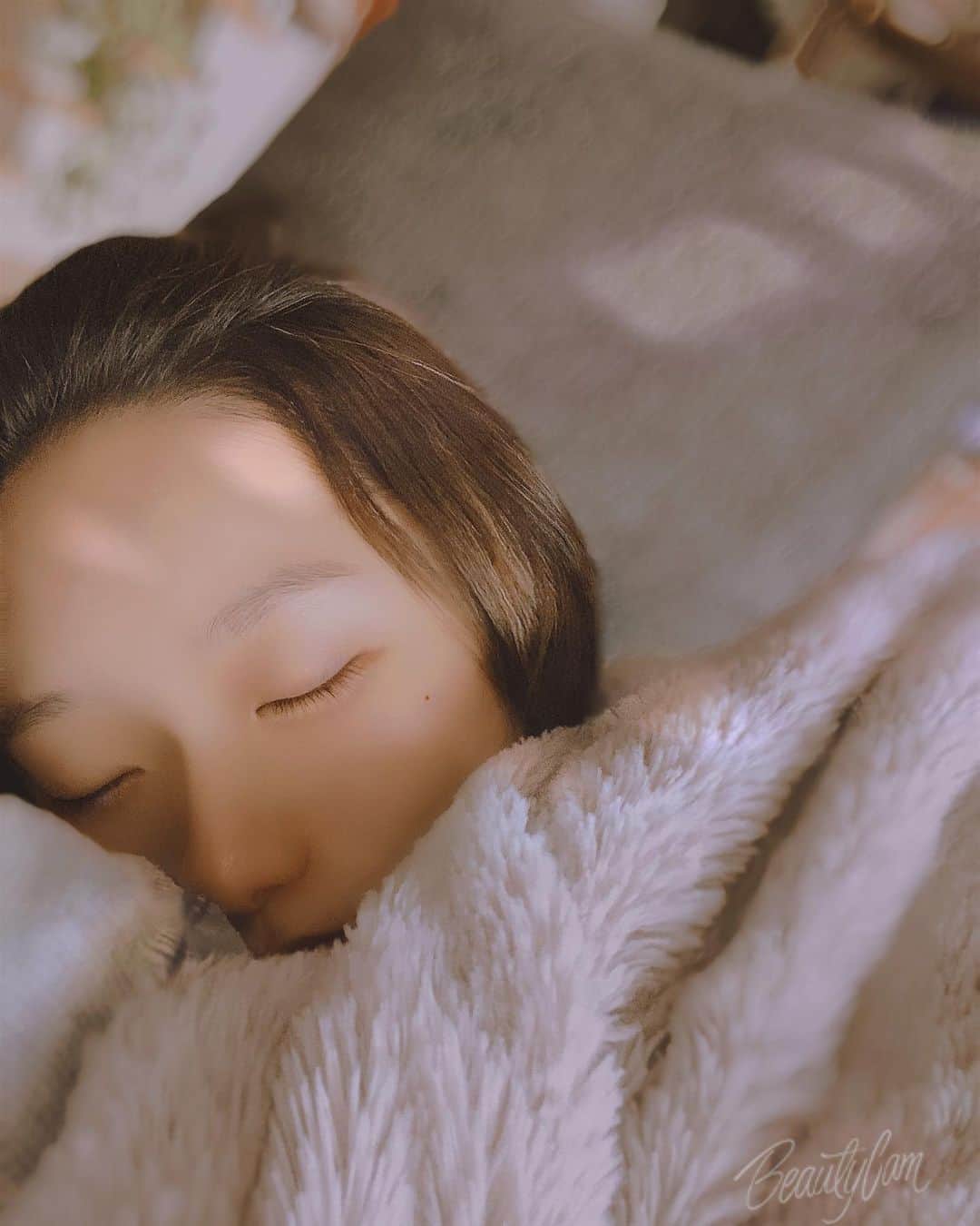 大石ほのかのインスタグラム：「上手に撮ってくれたので😌 . 暖かいものに包まれたら 秒で寝ちゃうよね😌😌 . #likeforlike#❤️#いいね#followforfollowback#follow#me#baby#マタニティ#ファッション#男の子ママ#pregnant#love#pregnancyphoto#photo#かわいい#dog#犬#海#空#家族#family#followｍe#follow4follow#f4f#pretty#cutedog#マタニティーコーデ#男の子#ママスタグラム #ママ」