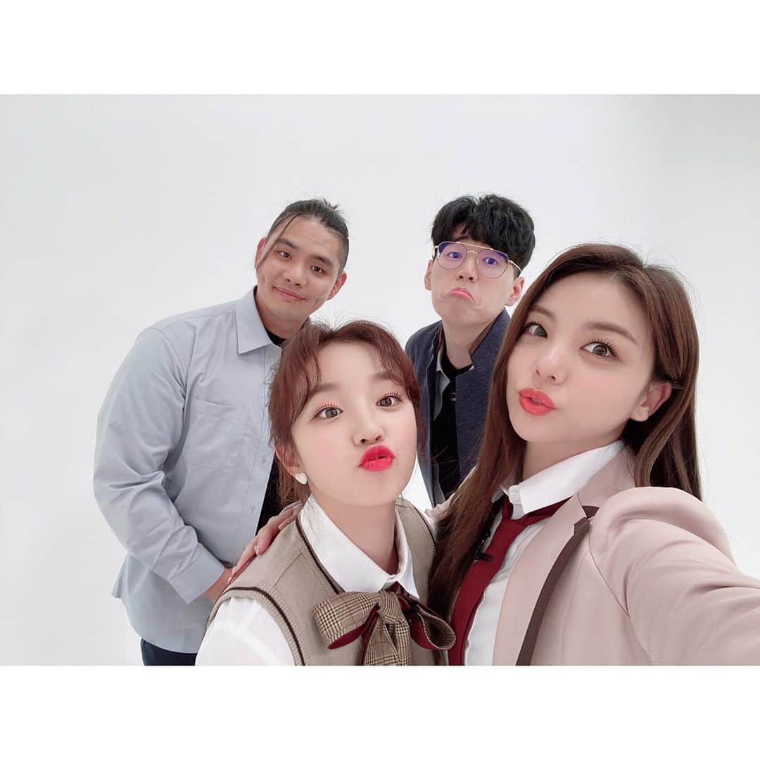 エイリーのインスタグラム：「분명 초면인데... 왠지 모르게 즐겁고 편안했던 촬영 💕 #미라클 #우기 #김블루 #레이나 #에일리  모두 수고하셨습니다~ #다음주에또만나요👋🏼」