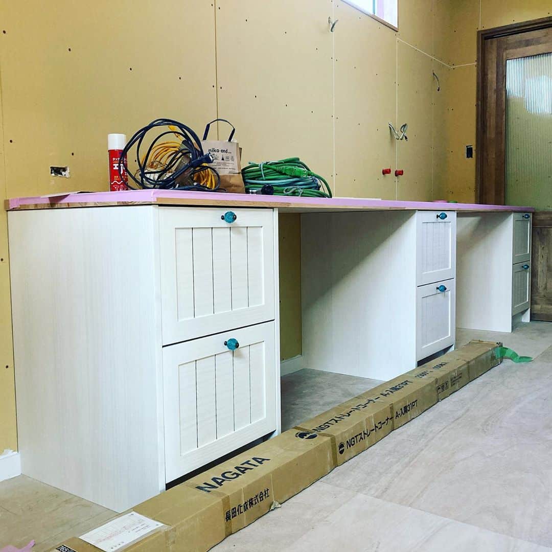 日大建築のインスタグラム：「造作洗面台😊 #日大建築#カリフォルニアスタイル #サーファーズハウス新築#注文住宅#宮崎市#モダン#オシャレ#ビーチ#海#surf #ハワイ#アメリカン#大工#建築#設計#ウッドスタイル#中古住宅#リフォーム#リノベーション#カバードポーチ#ウッドデッキ#ヘリンボーン#マイホーム#家造り」