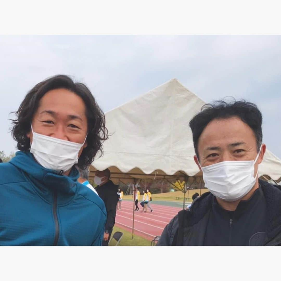 石川直宏さんのインスタグラム写真 - (石川直宏Instagram)「富山県滑川市で行われた「川淵三郎杯 2020 ウォーキングサッカー大会」にゲストとして参加させていただきました⚽️🏃‍♀️🏃‍♂️  昨年からスタートして2回目の今回。参加チームや出場選手も増え、笑顔溢れる素敵な大会でした！！  ユース代表時代にチームドクターとしてお世話になった根塚先生とも再会。現在は富山県サッカー協会会長としてご活躍されています✨  ウォーキングサッカーは年齢問わず様々な方々が参加でき、勝敗だけでなく健康づくりや新たなコミュニティ形成の部分でも非常に魅力です🤝  行政 × 地域 × 企業 × 健康・コミュニティづくり × 教育   ⚽️ひとつで様々な方々が笑顔になる活動。FC東京でも今後活動・発信していく「CCA企画」も同じイメージです。色々学ばせていただきました🤝  スポーツ・日本サッカー・Jリーグ・各クラブが多くの方々の心の拠り所、人生の喜び、笑顔に繋がる存在に。  来年また会える日を楽しみにしています♪ . . #川淵三郎杯 #なめりかわウォーキングサッカー大会  #ウォーキングサッカー #富山県 #滑川市 #滑川市教育委員会 #明治安田生命 #日本サッカー協会 #JFA #カターレ富山 #ライカくん #石川直宏」11月9日 15時47分 - sgss.18