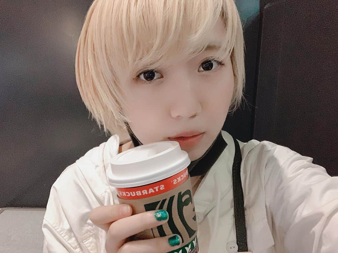 松井珠紗さんのインスタグラム写真 - (松井珠紗Instagram)「昨日！ ホワイトモカの季節になりました💕☕️ からの劇団の舞台の脚本会議！ なんと卯木浩二さんとクシダ杏沙さんと一緒に！いろんな解釈が飛び交い、演劇の無限の可能性を感じたよ😌 すごいぜ、、 . 渋谷のおやひなや ( @oyahina_hachi.0817 )さんに公演チラシを置いて頂きました！ 足繁く通うお店です🤣親鳥or雛鳥のお肉が名物！自分は雛鳥を食べました🙏お店の全部が美味しい… 人通り少なめだから行きやすい . . . #水色革命 #リングリングリング #舞台 #居酒屋 #おすすめのお店 #渋谷グルメ #なんか毎日飲んでるけど気のせい #スタバはホワイトモカ #松井かわいい #豪華キャストの舞台来てね」11月9日 15時58分 - m_misa517