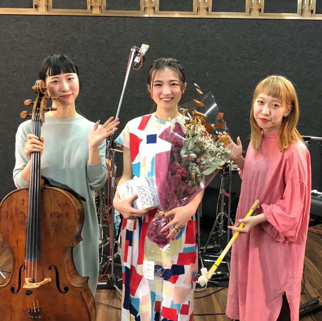 星野みちるのインスタグラム：「ラストライブはこの3人で演奏しました！ 私の音楽人生の中で、吉良都さんと、山下あすかちゃんと出会えたことは宝です。 これからも友達としてもお付き合いしていきます(*´ω`*) みんな、私たちの気持ちのこもった演奏を受け取ってねー！！ #吉良都　#山下あすか　#チェロ　#パーカッション　#ライブ　#ラストライブ　#ピアノ」