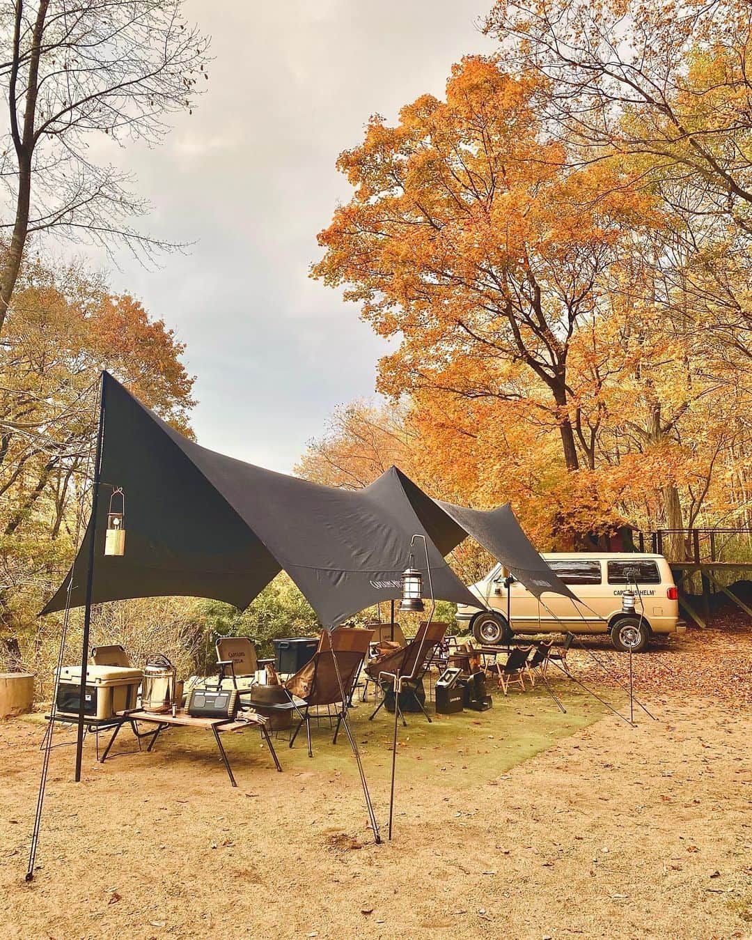 MiChiさんのインスタグラム写真 - (MiChiInstagram)「Weekend Camp Captain’s Style 😎✌️ 週末のキャンプ🖤  キャンプ場の一部を貸し切って 大勢人で楽しかった🔥 やっぱ自然は必要だねー！🌿 オーガナイズしてくれたみんなありがとう☺️🙏✨ #camping#nature#camp#campinggear#captainshelm#outdor#キャンプ#アウトドア#那須#キャンプ場#自然#アウトドアファッション#アウトドアコーデ#アウトドア用品」11月9日 16時01分 - michimadness