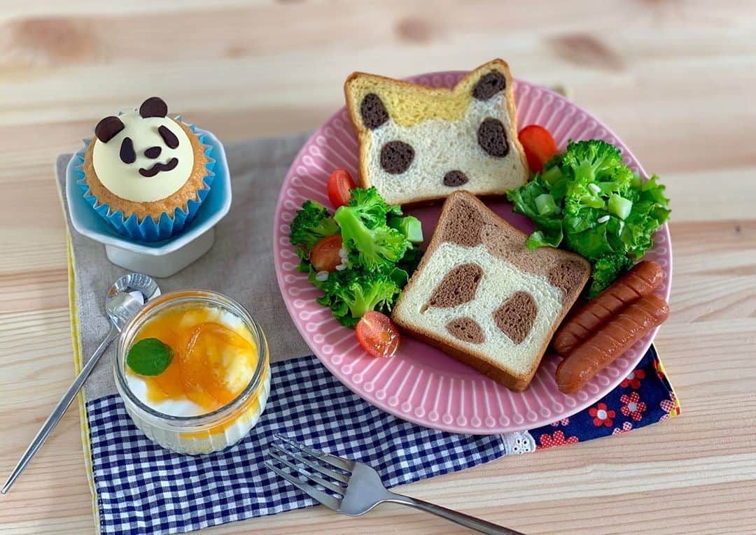 maki ogawaさんのインスタグラム写真 - (maki ogawaInstagram)「今日、上野で買ったいろいろパンダの ブランチ。  パンダ食パン(下)  @andersen_official_jp  パンダ食パン(上) @lotteria_pr  パンダカップケーキ(左) @morozoff_sp   茹で押し麦入りサラダ と ヨーグルトのみかんジャム掛け  です。  今日の晩ご飯用の ココナッツミルクを #アメ横センタービル に買いに来たはずが パンダで大荷物になってしまいました😆  ⠀ #パンダ #japanesecuisine #japanesefood #キャラ弁 #cutefood  #foodstagram #lunch #Japanese_food #japanfood #yummy #料理好きな人と繋がりたい #レシピブログ #panda #上野グルメ #東京グルメ #パンダ #かわいいパン #かわいい食パン #上野動物園 #cutebread #kawaiifood #kawaiibread #tokyo #tokyosweets #tokyofoodie #tokyogourmet #tokyotrip https://www.youtube.com/user/LuckysundaeMaki/」11月9日 16時07分 - cuteobento