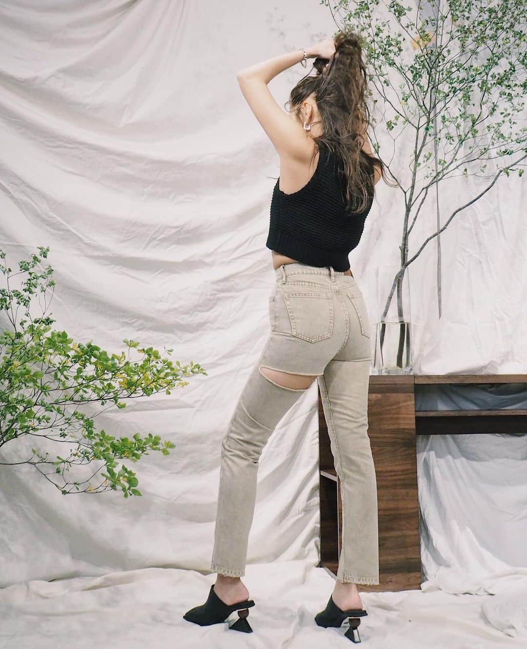 佐々木彩乃のインスタグラム：「2021SS coordinate❤️ 綺麗なシルエットのニューデニム！ 今月17日から21SS先行予約スタートします❤️」