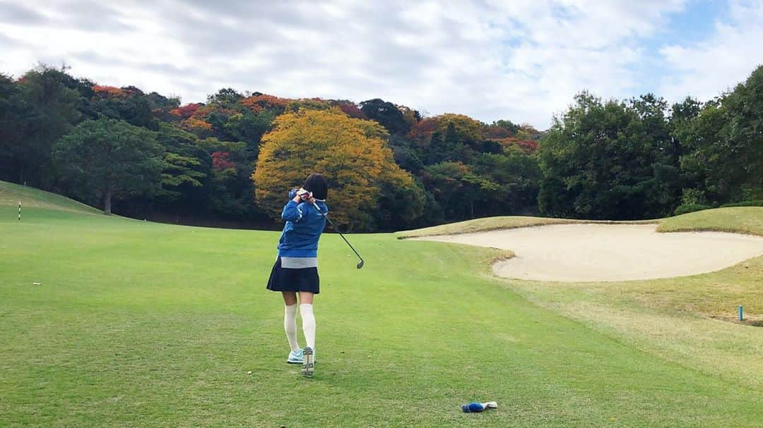 青山恭子のインスタグラム：「. 紅葉を楽しみながらのラウンド〜の季節到来！！！ （でも写真じゃ分かり辛い😅？） 自然の中で四季を感じながらプレー出来るのもゴルフの良いところ⛳️ . . . #紅葉の季節 #写真じゃ伝わらない #四季を感じながら #パー4でバーディ #イェーイ✌️ #月例 #月例競技 #東京ベイサイドゴルフコース #ゴルフ女子 #golf女子 #ゴルフ大好き」