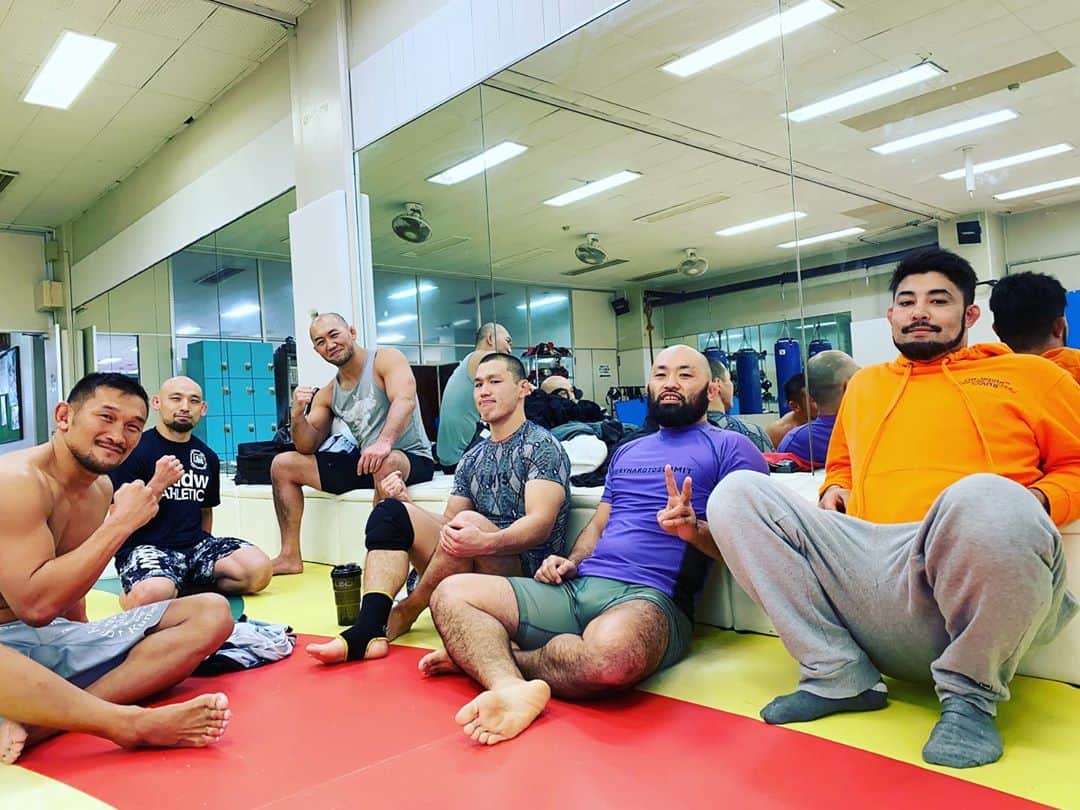 ストラッサー起一のインスタグラム：「今週も始まりました！ 大きい男達が集まって取っ組み合い💪 体調も良いし今週は先週よりも良い自分を出していくぞ！ 皆さん今週も楽しく厳しく頑張って行きましょう😁  #格闘技 #総合格闘技 #mma」