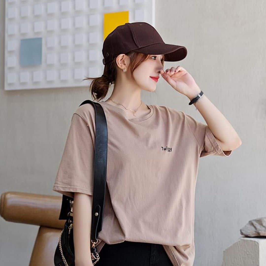 maison de LATIRのインスタグラム：「程よいユーズド感が魅力のクラシックなキャップ帽。 カラーバリエーションも豊富で男女問わず人気です。 かっこいい系、可愛い系等TPOに合わせてコレクションするのもお勧めです。  ↓ご購入はこちらから↓ @maison_de_latir #maison_de_latir #メゾンドラティール #https://shop-list.com/women/brand/maison-de-latir/」