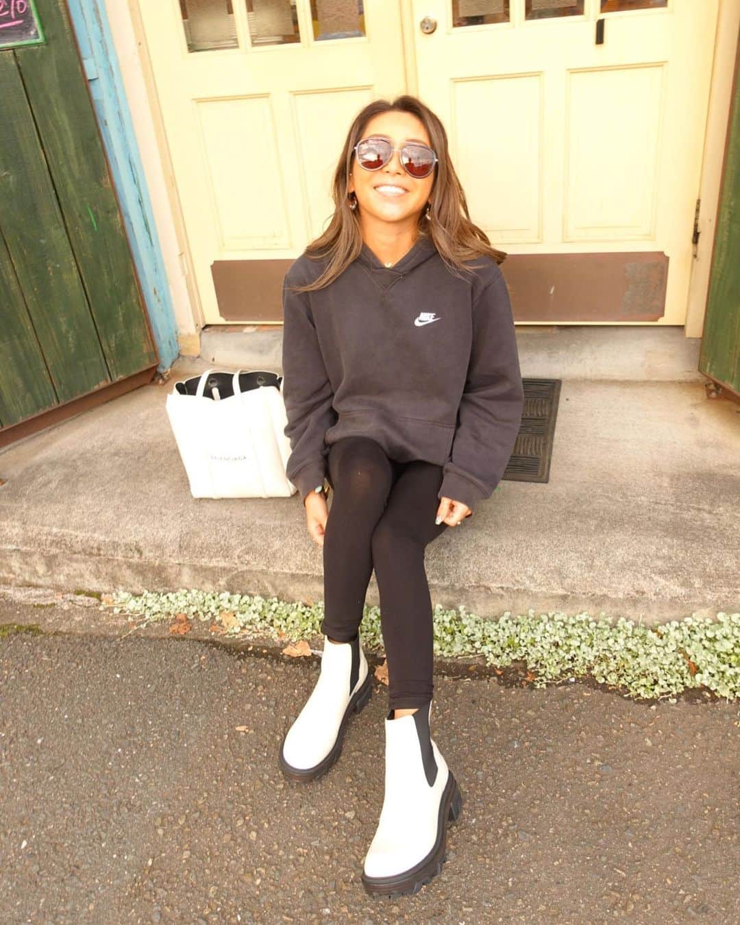 ETSUKOのインスタグラム：「いい具合に色落ちしてる 古着のNIKEのパーカー👌🏾 中々お尻が隠れる自分丈を探すのって大変だけど、巡り合い💕  レギンスはUNIQLOだよ❗️ グレーも買った😚😚😚  コーデ  パーカー　#nike #古着　#ニケ　笑 レギンス　#UNIQLO #ユニクロ bag #balenciaga #バレンシアガ boots#ragandbone #チェルシーブーツ」