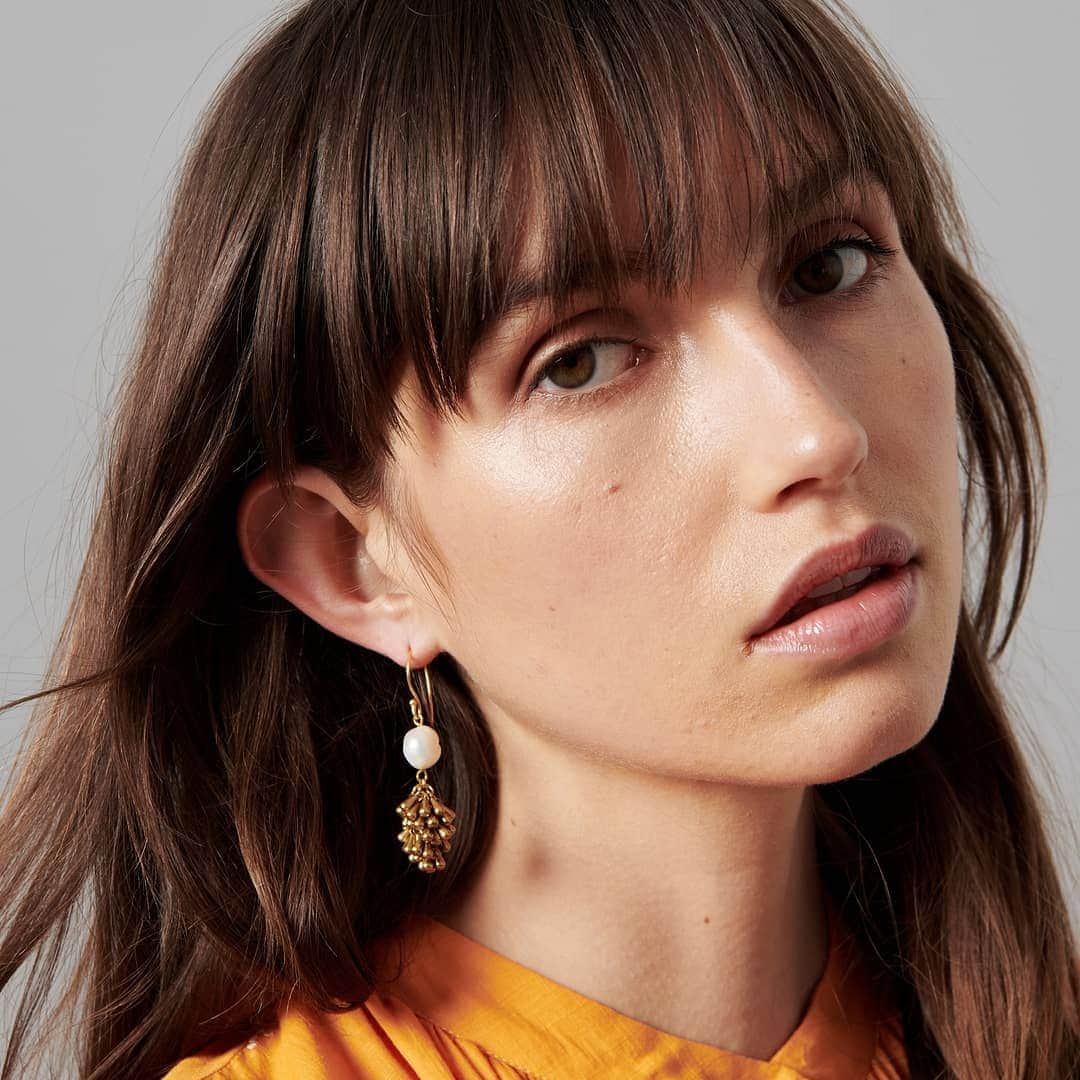 ミーガンパークのインスタグラム：「Add a special touch to your outfits with the Gilden Pearl Earrings, hand crafted from clusters of brass droplets suspended from fresh water Baroque pearl」