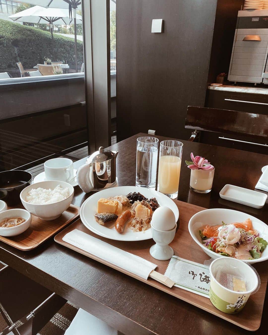 岡田美季さんのインスタグラム写真 - (岡田美季Instagram)「ご招待いただきグランドハイアット東京にステイしてきました🗼🧡 東京タワーが見える素敵なお部屋。 お部屋に入り、ベッドの上にくまちゃん🧸 娘大喜びでした！❤️ こども用のアメニティも充実していて子連れでも過ごしやすかった🌿 ディナーはフレンチキッチンにてカニ食べ放題。満腹になるまで夢中に食べて大満足美味しかった🤤 キッズメニューも充実してました🧡 朝ごはんはバイキング和洋食充実🍽 毎日セカセカと過ぎていくから都内のホテルステイ、ゆっくり贅沢に過ごせておすすめです！🧡 @grandhyatttokyo  #grandhyatttokyo #グランドハイアット東京」11月9日 16時27分 - mikiokada0225