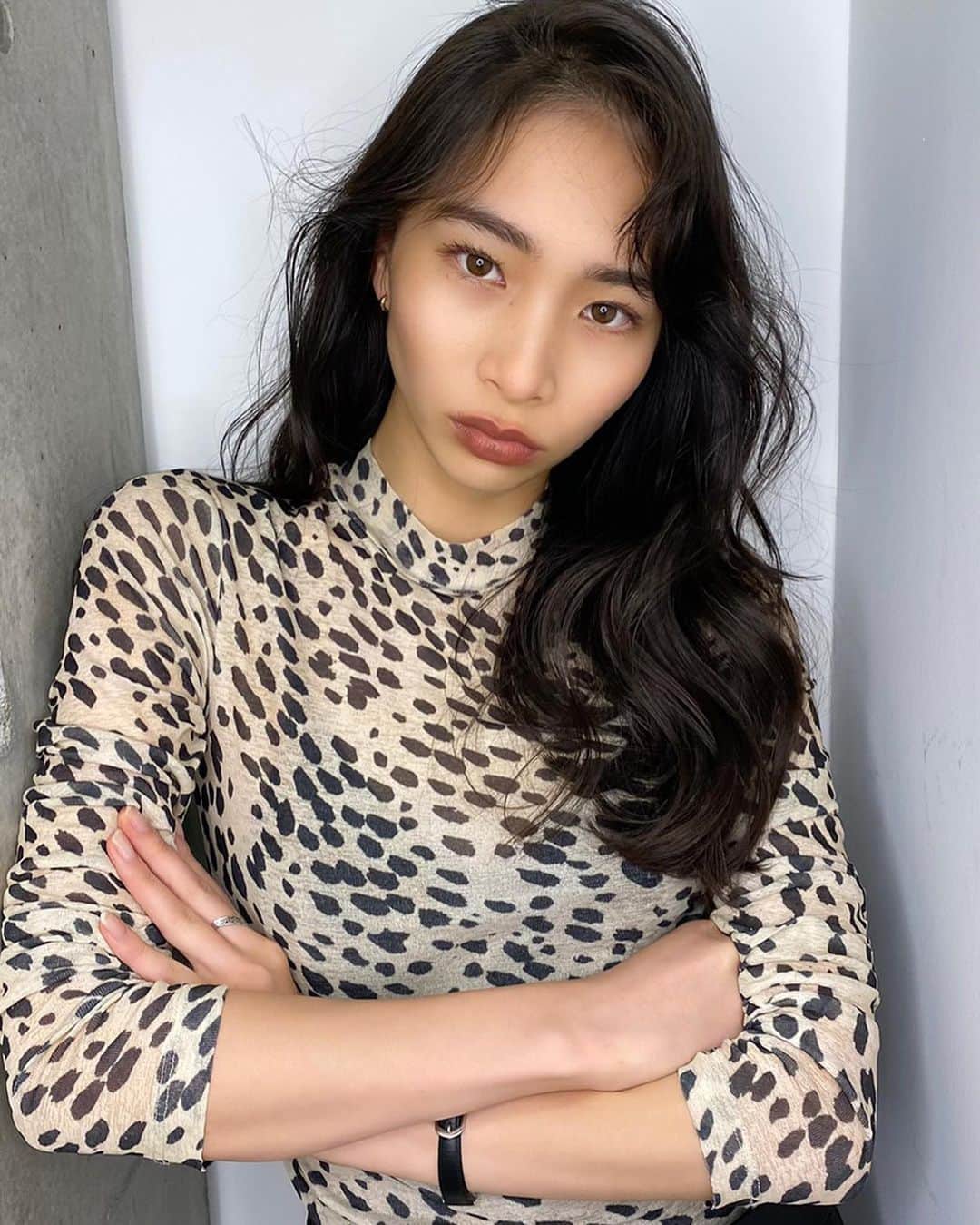 のインスタグラム：「< SHIMA HITHAIR -November- > . [ gossip long] 大きなカールをしっかり強調したキュートなロングスタイル。 . ◆担当:吉祥寺店 高垣 賢治 @kenjiii0903  ◆menu:カット＆カラー ◆使用スタイリング剤：#seekmoisture @shimaproduct_official . @shima_kichijoji #shimakichijoji #shima #shimahithair」
