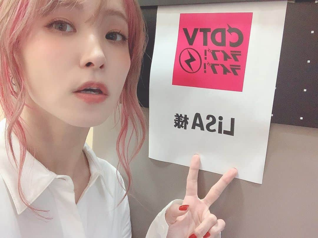 LiSAさんのインスタグラム写真 - (LiSAInstagram)「今夜は22時からCDTVライブ！ライブ！様ですっ📺 私LiSAは「紅蓮華」と「炎」を歌わせていただきます。 最初からお見逃しなく〜🔥🔥🔥  RT【TV】本日11/9（月）22:00-22:57にTBSにて放送の番組「CDTV ライブ！ライブ！」に、LiSAが出演します！ tbs.co.jp/cdtv_livelive/  @TBSCDTV #CDTV」11月9日 16時37分 - xlisa_olivex