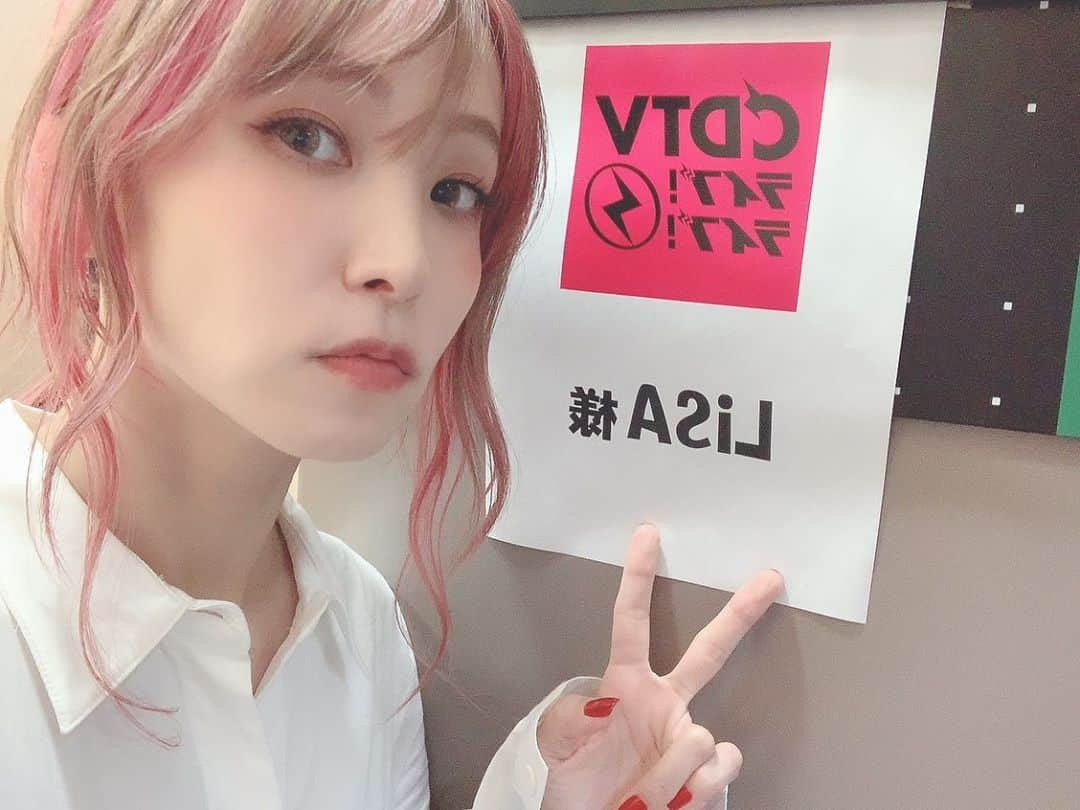 LiSAさんのインスタグラム写真 - (LiSAInstagram)「今夜は22時からCDTVライブ！ライブ！様ですっ📺 私LiSAは「紅蓮華」と「炎」を歌わせていただきます。 最初からお見逃しなく〜🔥🔥🔥  RT【TV】本日11/9（月）22:00-22:57にTBSにて放送の番組「CDTV ライブ！ライブ！」に、LiSAが出演します！ tbs.co.jp/cdtv_livelive/  @TBSCDTV #CDTV」11月9日 16時37分 - xlisa_olivex