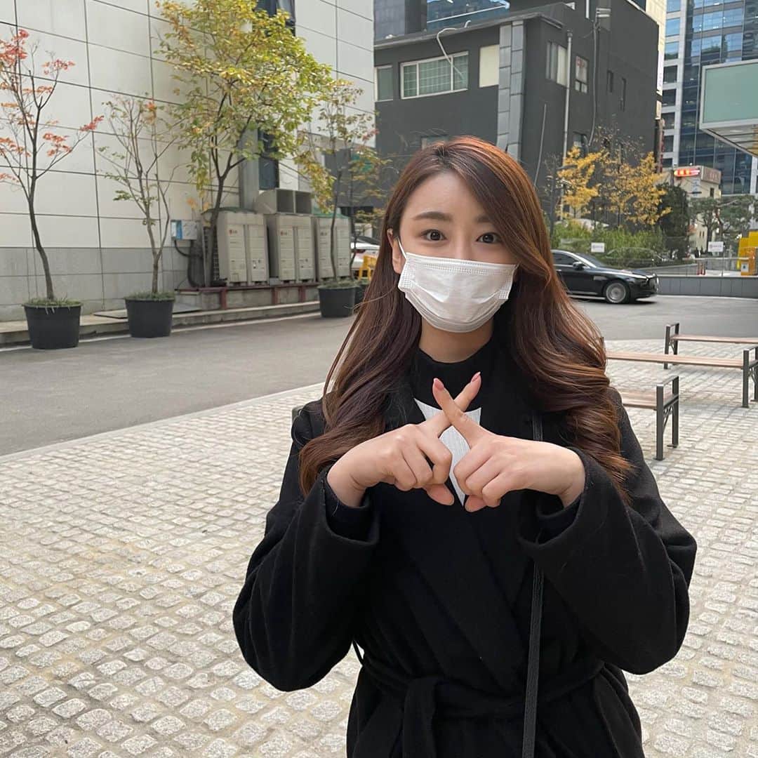 のインスタグラム：「세계 아동 학대 예방의 날은 아동 학대를 예방하고 사회적 관심을 촉구하기 위해 2000년   WWSF가 제정한 날입니다. 11월 19일의 소중한 의미를  널리 알려 우리의 천사같은 아이들을 지켜주세요!!    아동학대를 예방하는 의미의 '특정포즈'를 표현해 사진이나 영상을 올리고 3명의 지인에게 이 캠페인에 동참할 것을 협박 및 강요(?) 합니다.♡ 셀러비공식 인스타그램 @celebe_korea 아동학대예방 게시물의 좋아요 당 100원이 빗썸의 후원으로 위스타트 재단에 기부가 됩니다. 우리 다함께 좋아요를 혼쭐내러 가볼까요.? 또한 참여해주신분들 모든 분들께 셀러비가 스타벅스 기프티콘을 쏩니다!  많은 참여 부탁드립니다.  끼포터 듣.보.잡 리포터 천재 방송인 기환오라버니 @kiporterrr  필라테스의 최고봉 내 동반자 @vitamin_rom  입니다.  *본 캠페인은 기부문화 플랫폼 @celebe_korea 와 '위스타트'가 함께하고 빗썸이 후원합니다  #세계아동학대예방의날 #아동학대예방 #셀러비 #셀러비코리아 #기부문화 #빗썸  #keep1119 ＃위스타트」